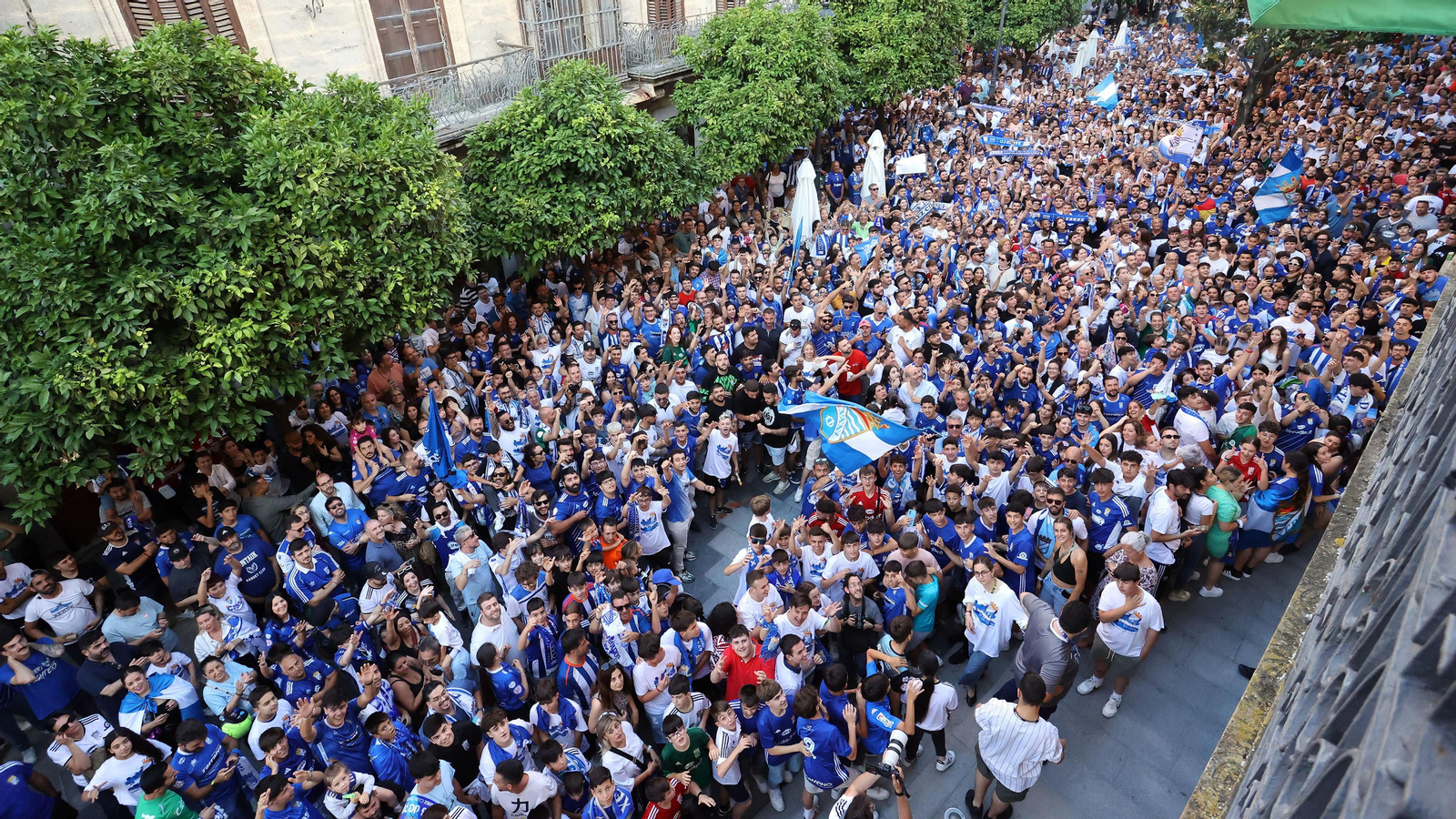 Baño de masas del Xerez CD en Jerez por su ascenso