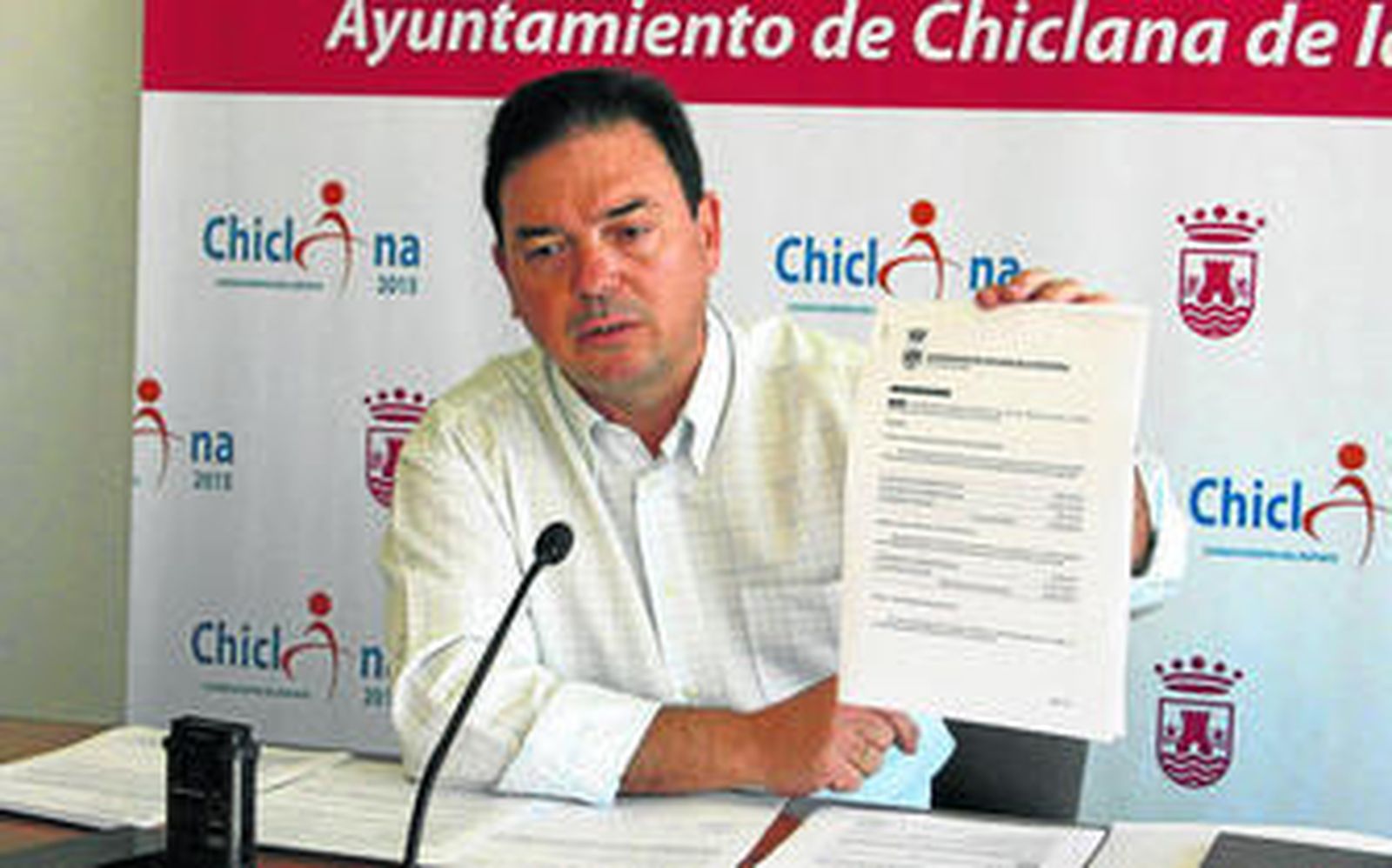 El edil responsable del área de Hacienda muestra un informe firmado por el interventor municipal, ayer en la Sala de Prensa del Ayuntamiento.