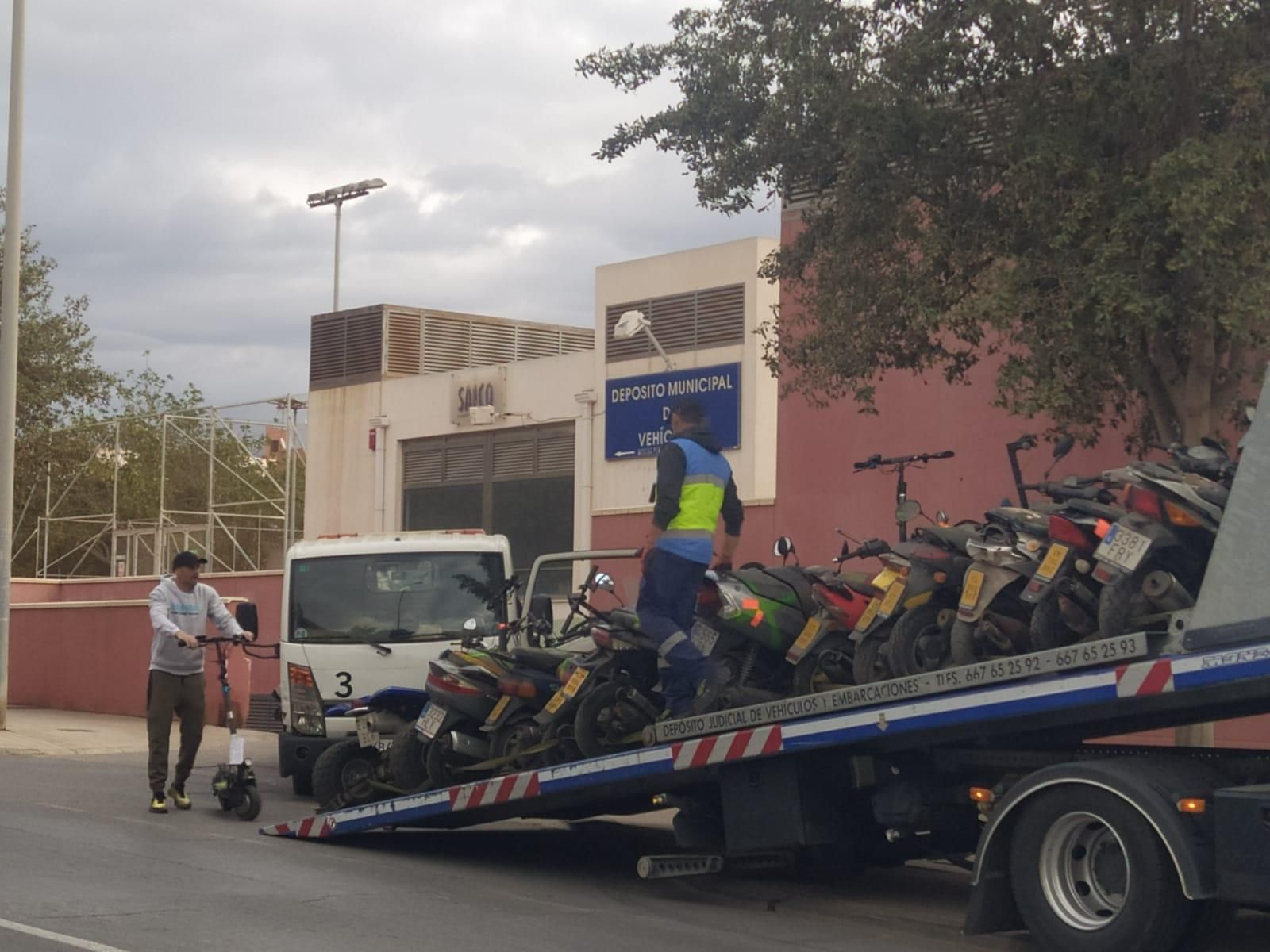 La grúa deja en el depósito, entre motos, varios patinetes eléctricos retirados de las calles de la ciudad.