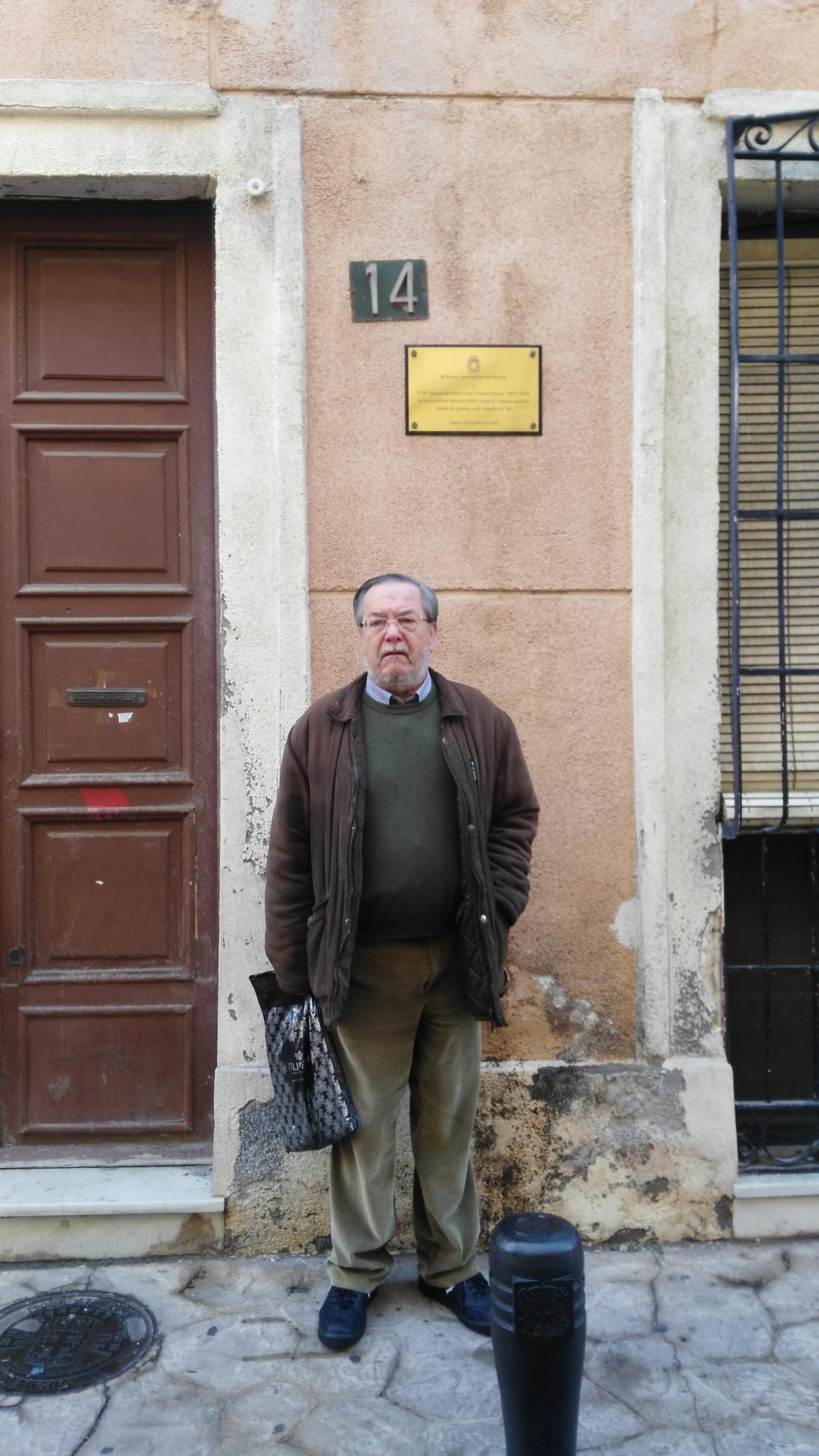 El autor ante la casa de la actriz.