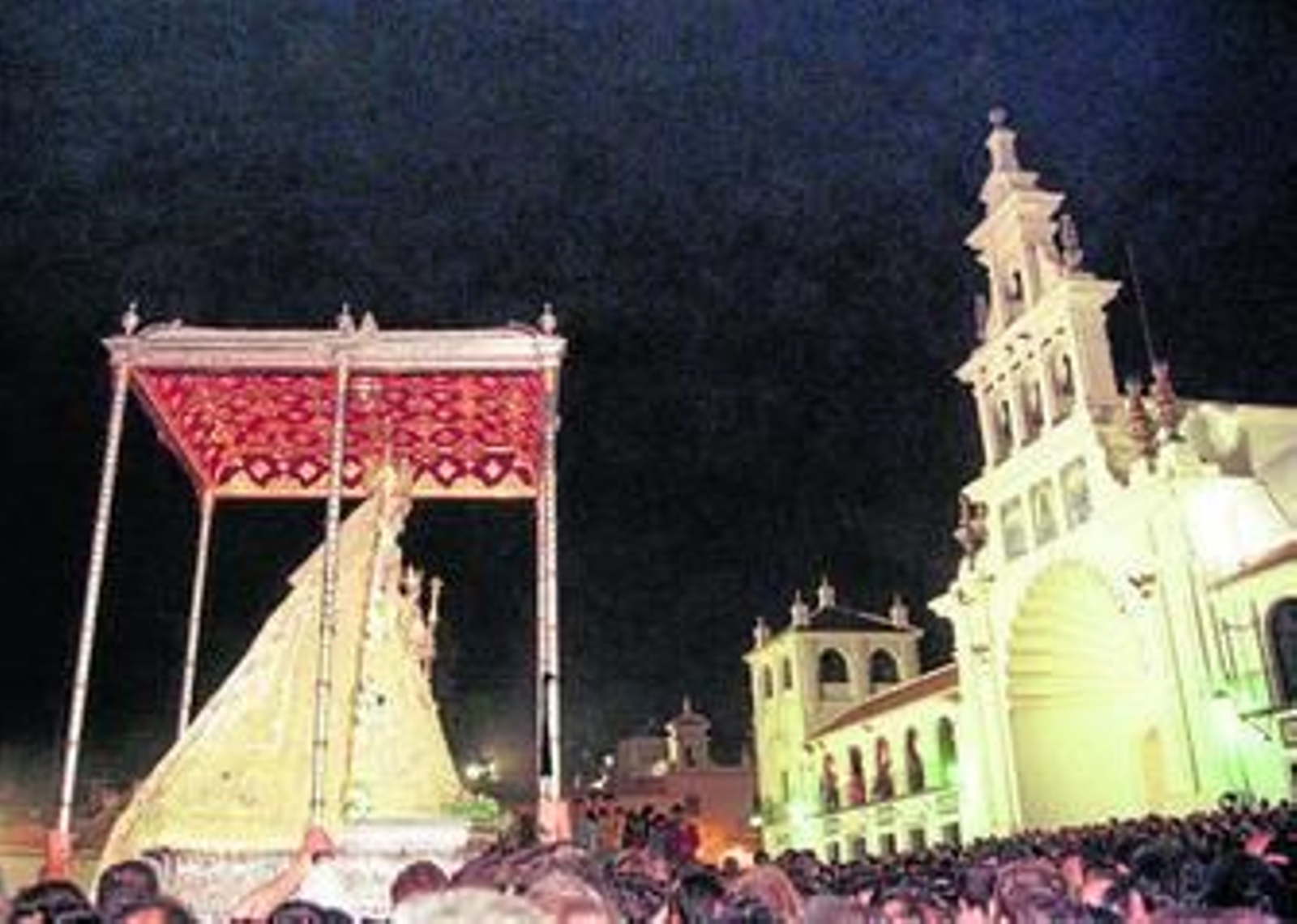La Virgen del Rocío, ante su ermita en un Lunes de Pentecostés.