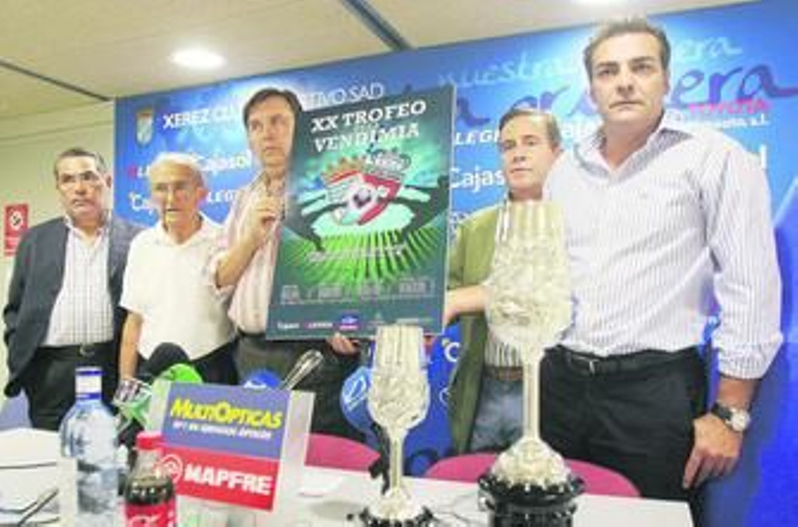 El XX Trofeo de La vendimia, que hoy disputan Xerez y Mouscron, fue presentado ayer en la sala de prensa de Chapín.