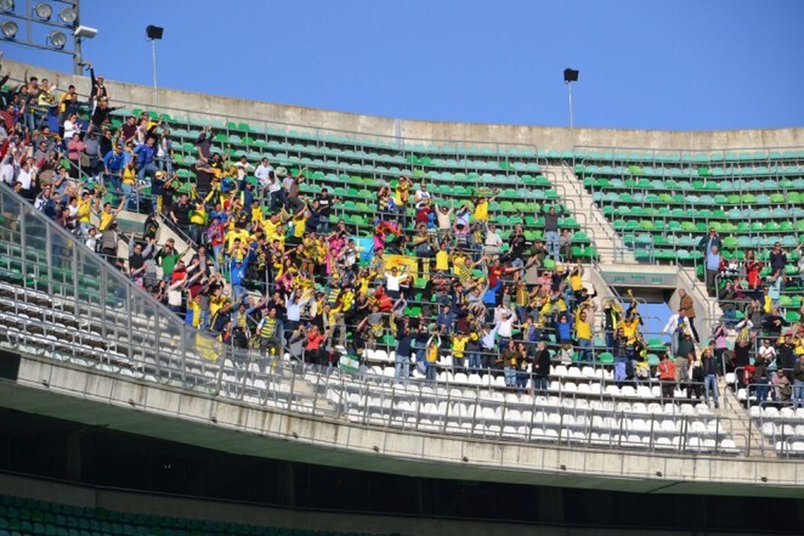 Un amplio grupo de hinchas cadistas en las gradas del Benito Villamarín.