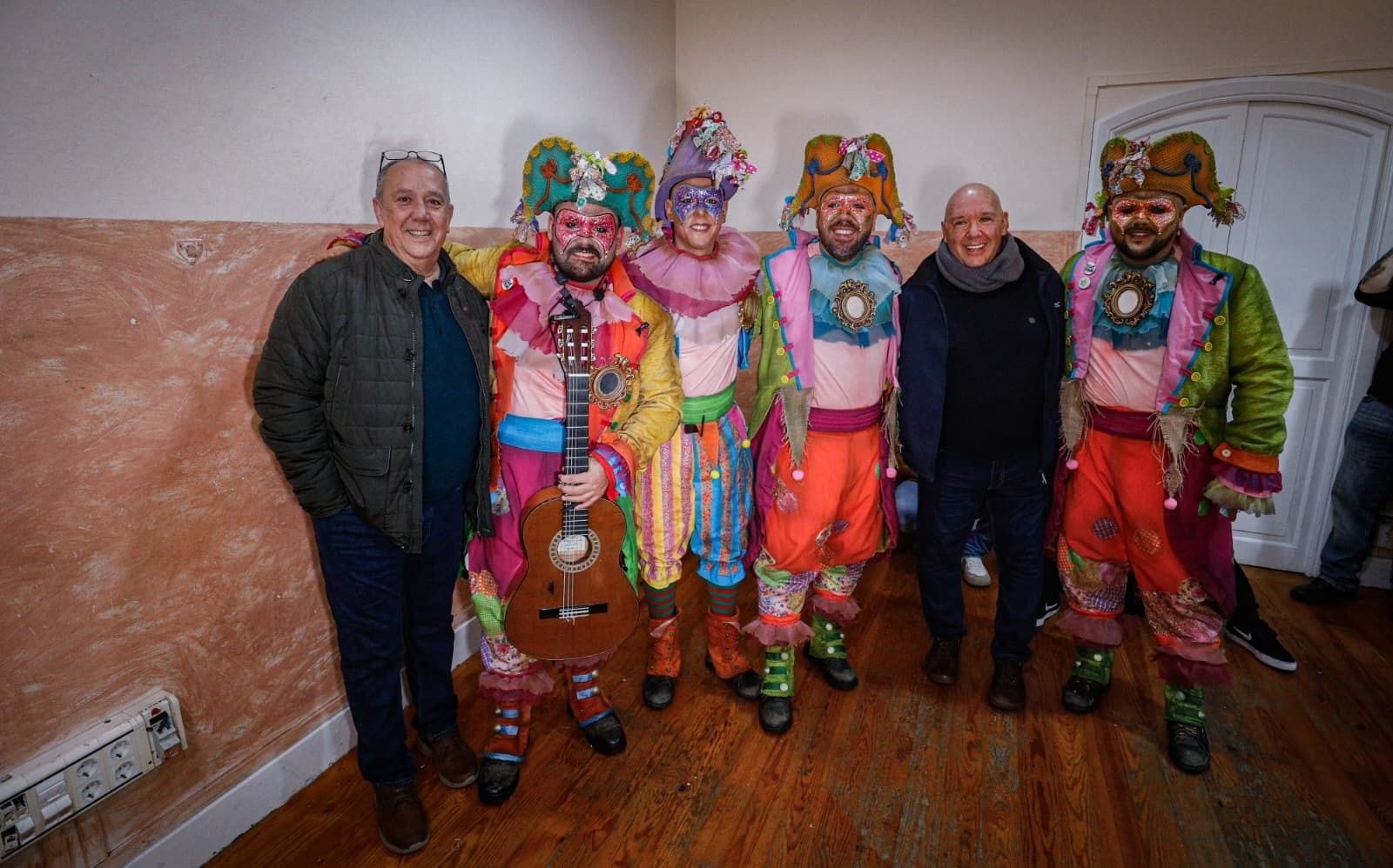 Componentes de la familia Cornejo con la comparsa 'Los invisibles'.