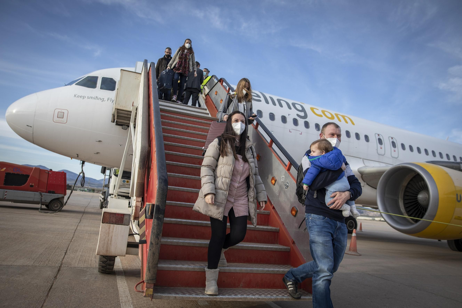 La llegada del primer vuelo de Londres a Granada, en imágenes