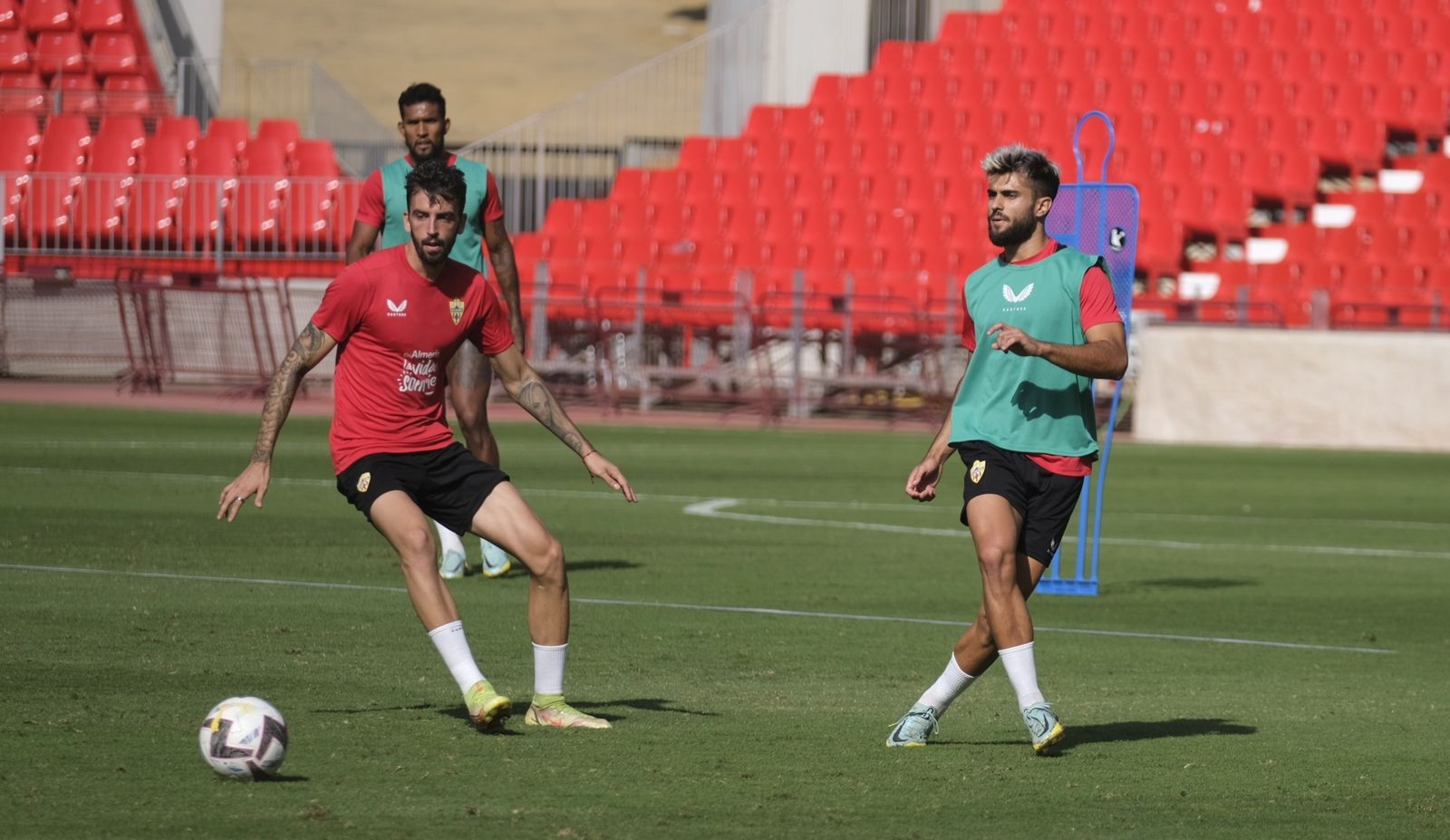 Puigmal da un pase en un entrenamiento reciente, ante la antenta mirada de Centelles