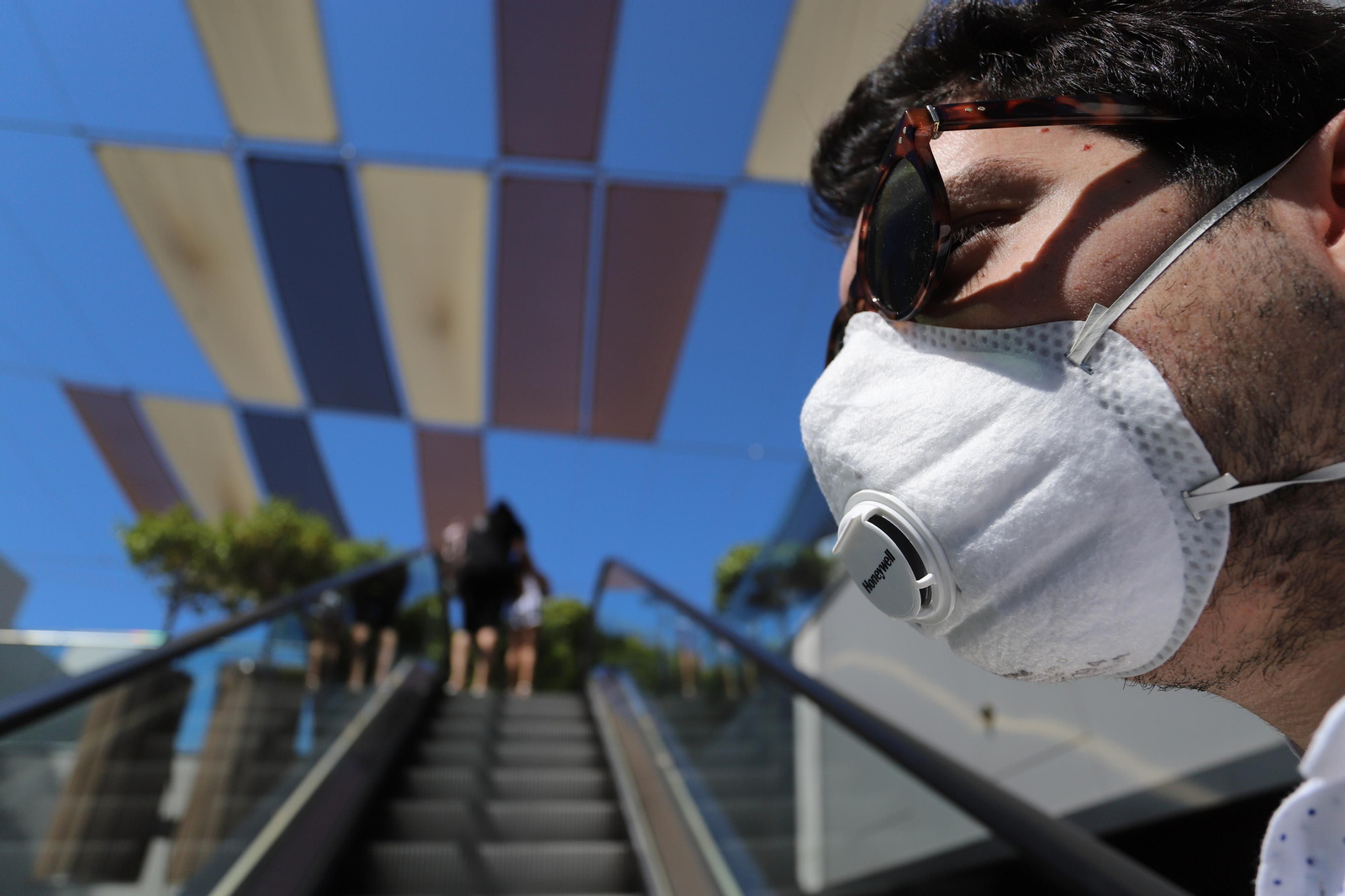 Imágenes de la apertura en la fase dos de la desescalada del centro comercial Holea en Huelva