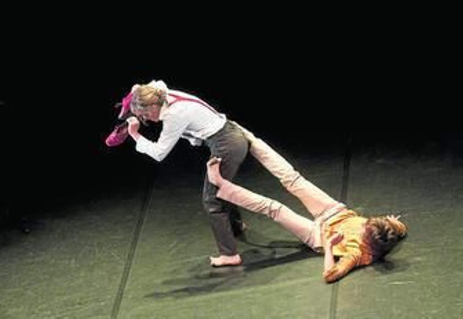 Luz Arcas y Begoña Quiñones, en 'La voz de nunca', de la compañía La Phármaco.