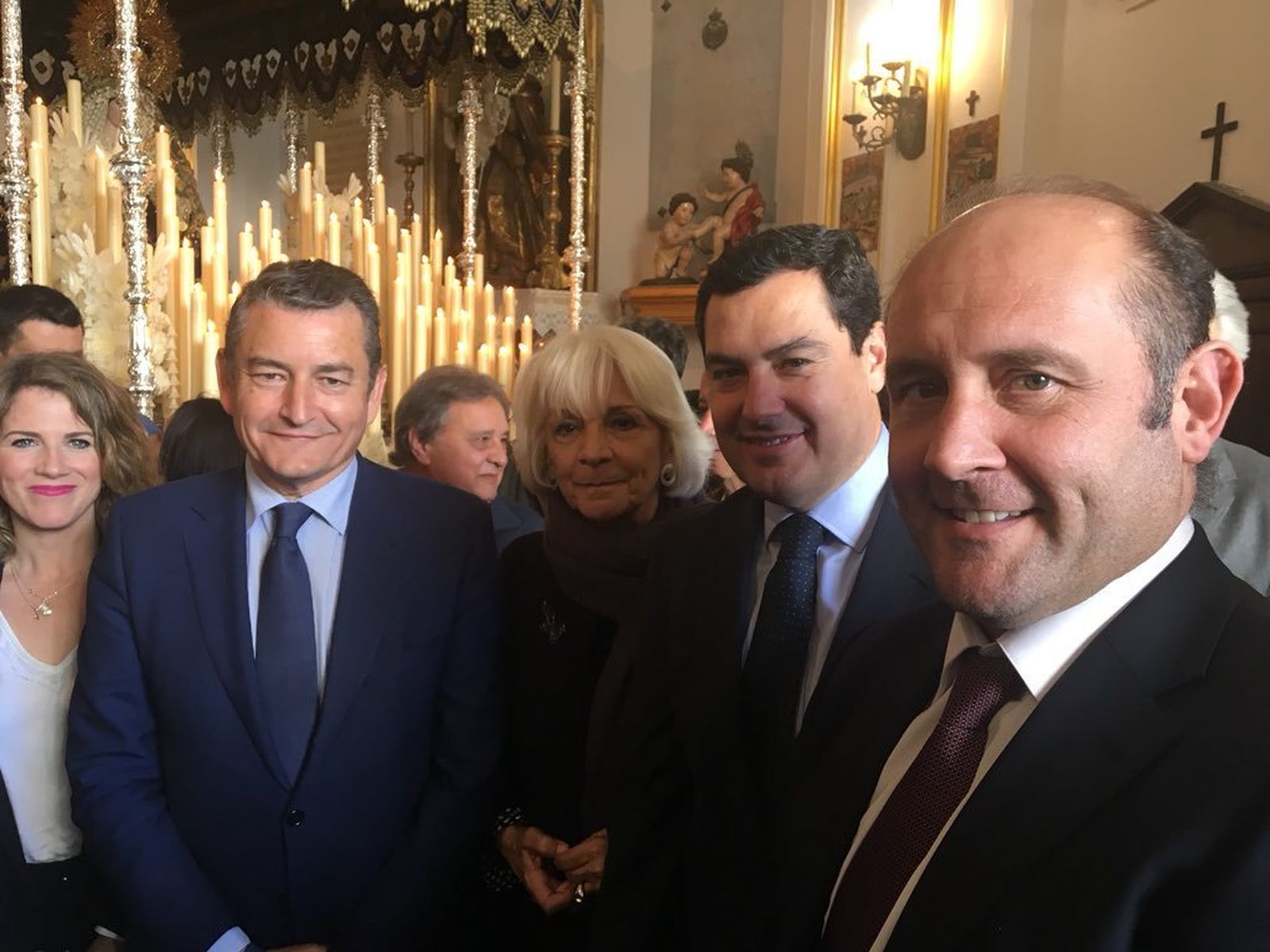 El hoy presidente de la Junta junto a varios políticos del PP, el pasado Lunes Santo en La Palma.