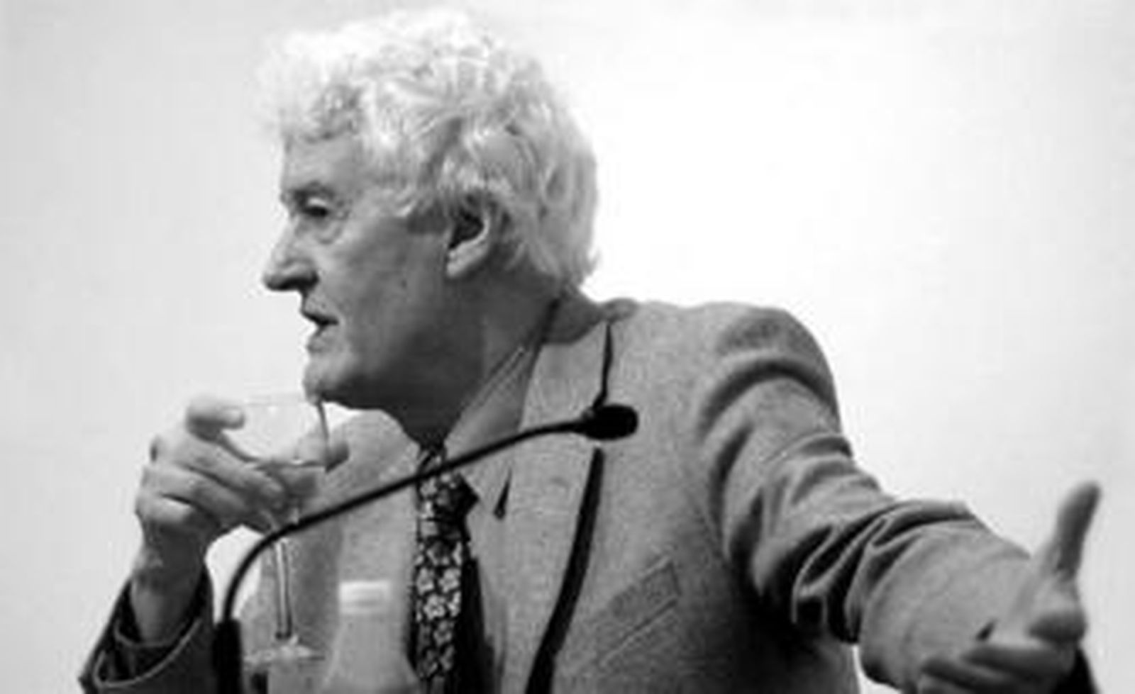 Félix Grande, durante su intervención en la Casa de la Cultura.