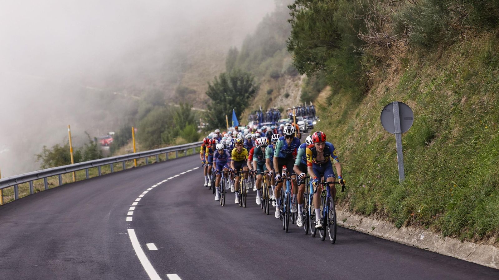 El pelotón ciclista durante la decimocuarta etapa de la Vuelta ciclista a España.