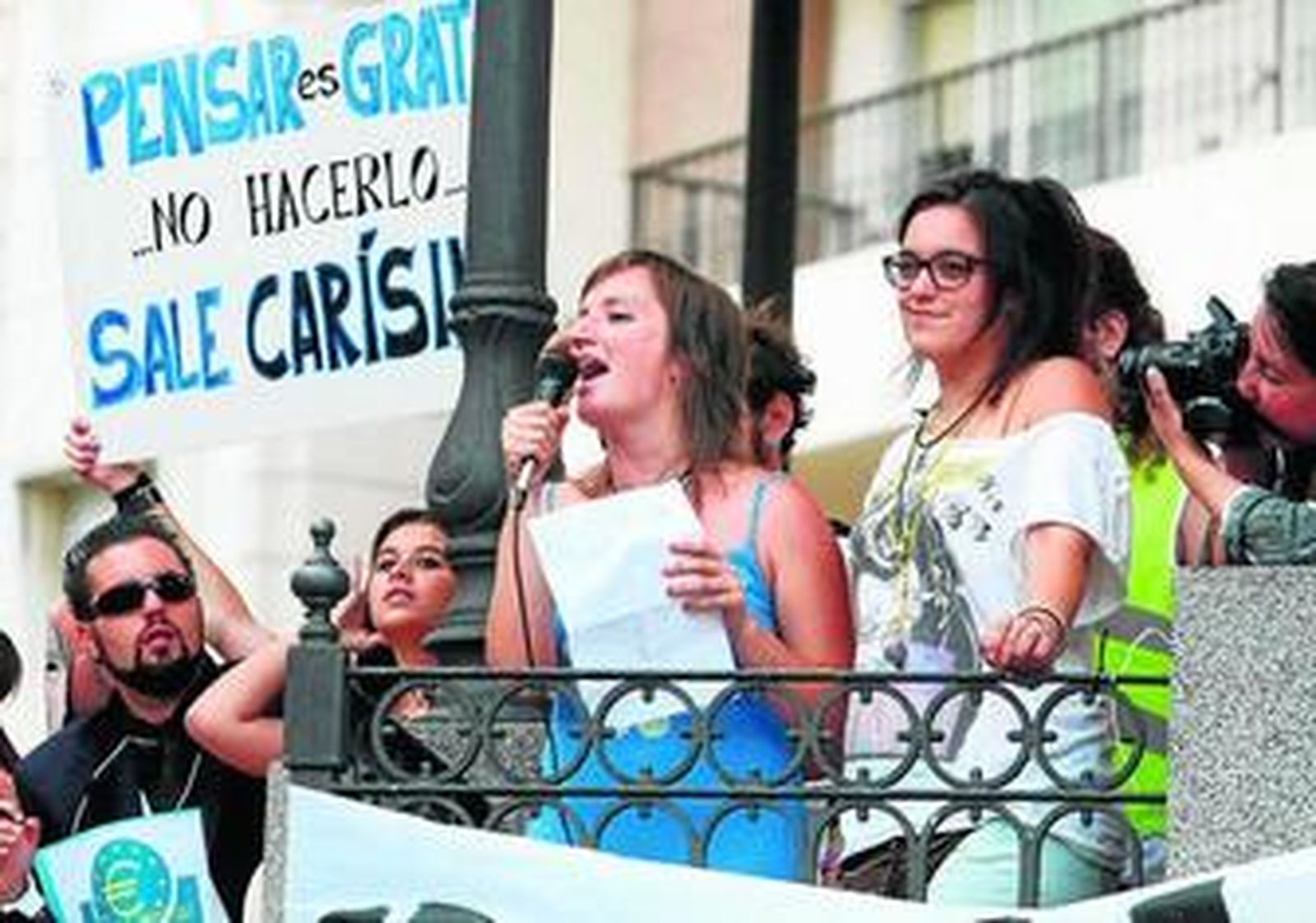 Miembros de la plataforma Democracia Real Ya, durante una concentración en Huelva.