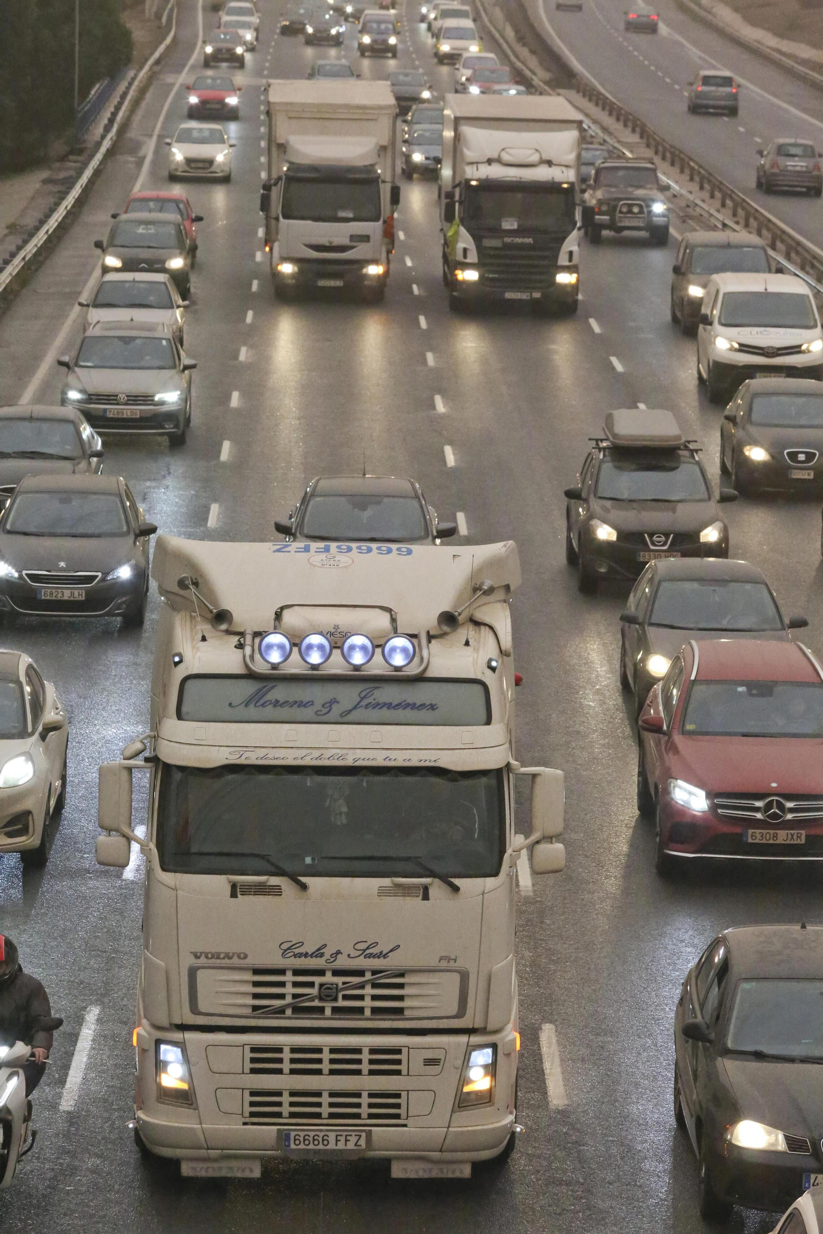 La huelga de transportistas se hace notar en Málaga, en fotos