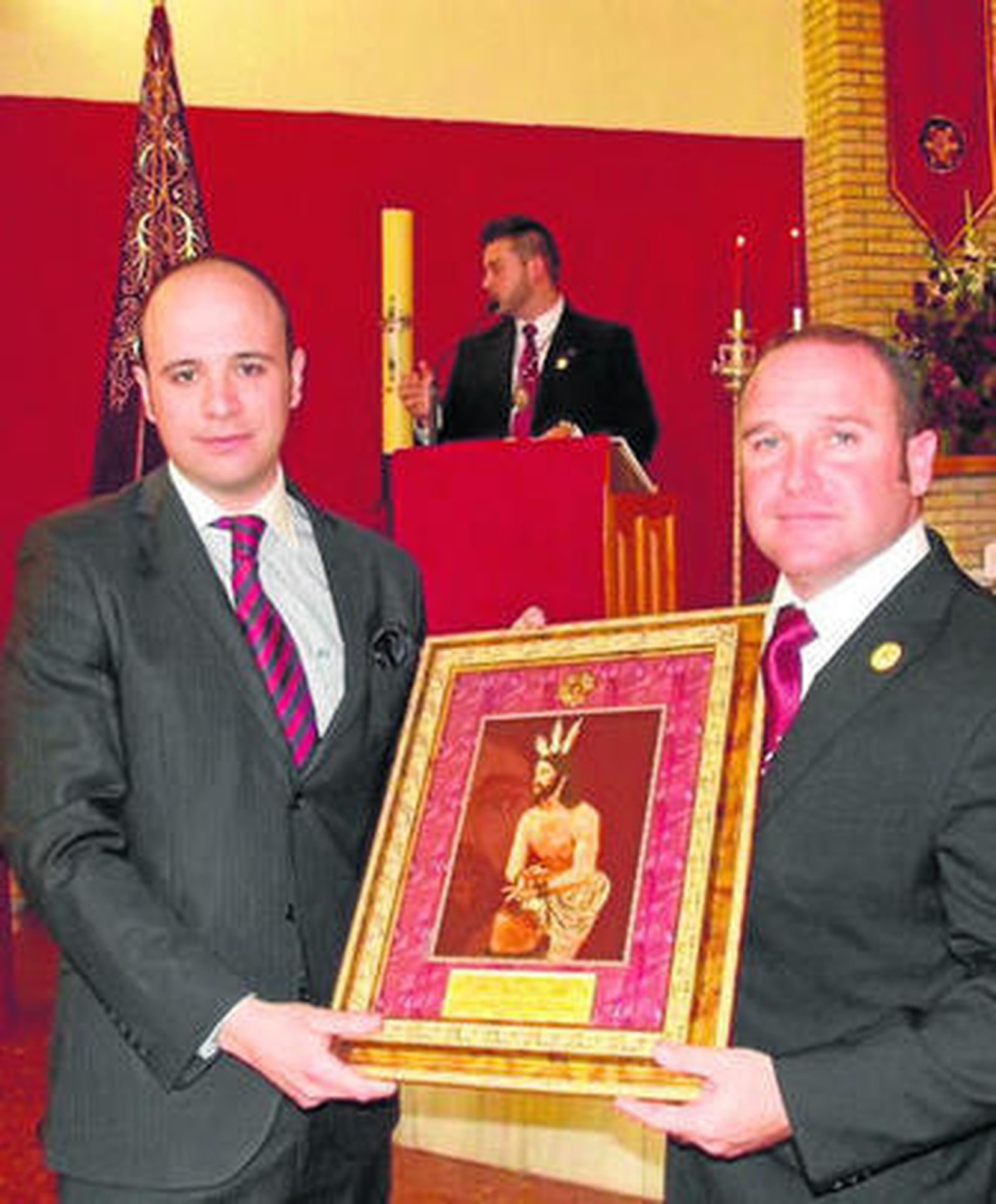 El artista lucentino recibiendo un recuerdo del Hermano Mayor de la Unidad en la bendición de la imagen.
