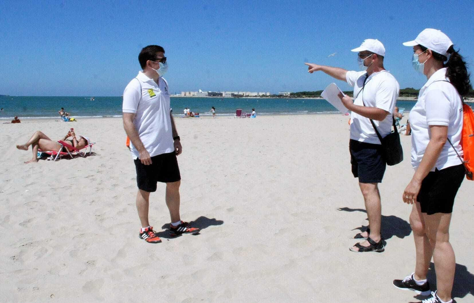 El PSOE se interesa por los criterios para la selección de los 78 auxiliares de playas.