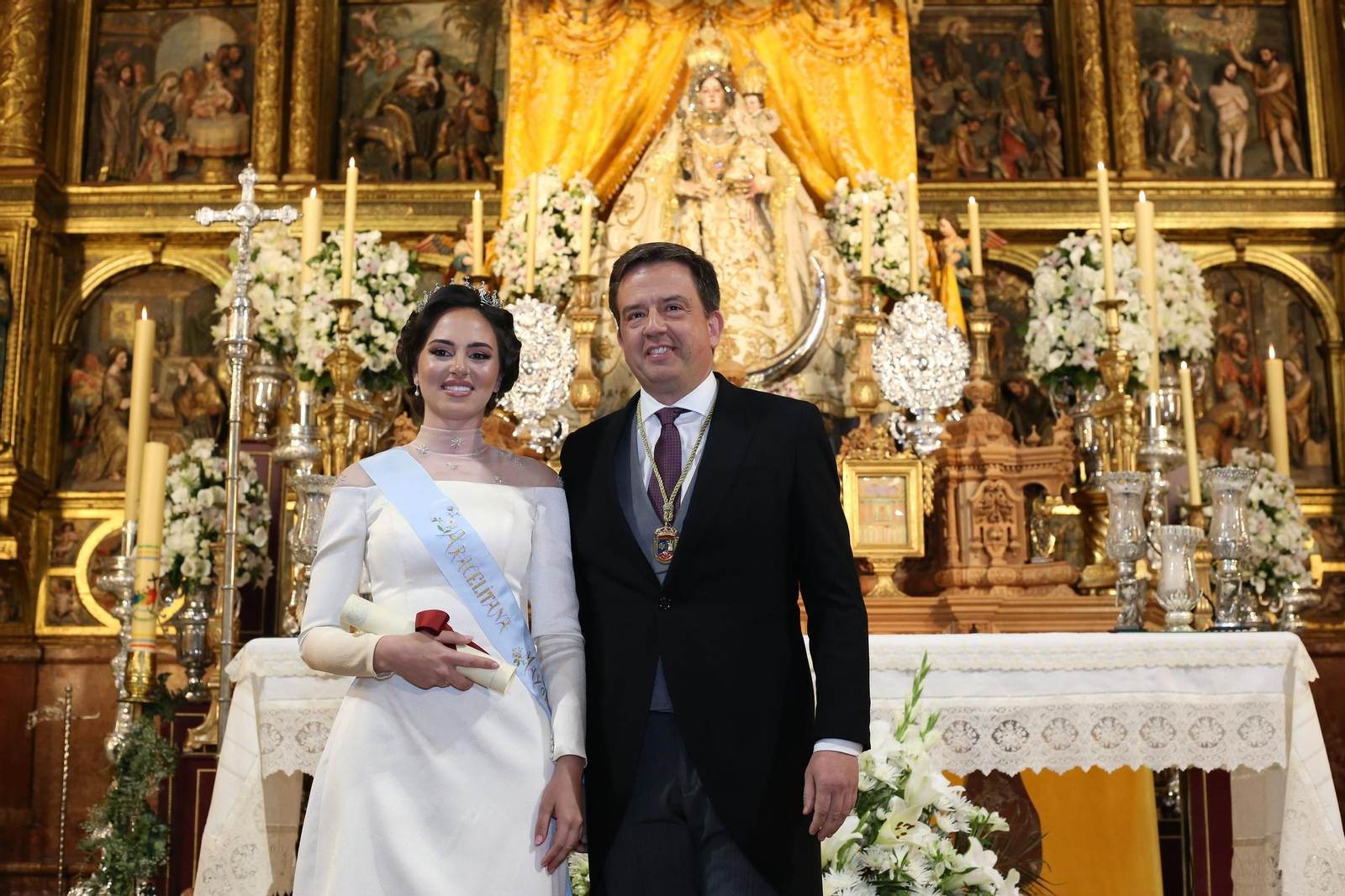 El alcalde de Lucena, Aurelio Fernández, junto a la Aracelitana Mayor, Laura María Gutiérrez Ramírez, ante la Virgen de Araceli en la parroquia de San Mateo.