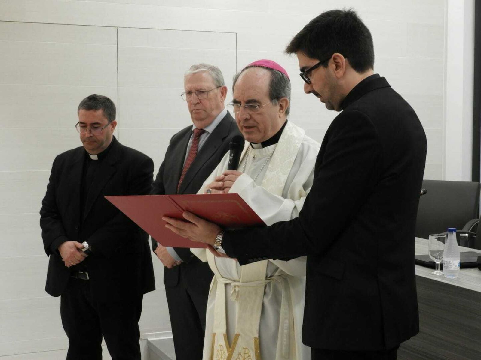 El arzobispo Asenjo bendice la remozada sede del Consejo de Cofradías.