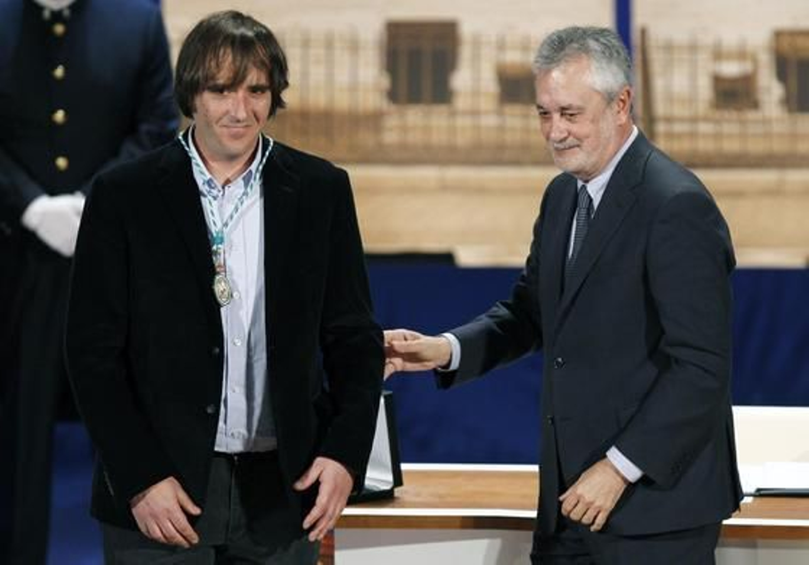 Juan Luis Pérez, Medalla de Andalucía, junto a Griñán.

Foto: Antonio Pizarro