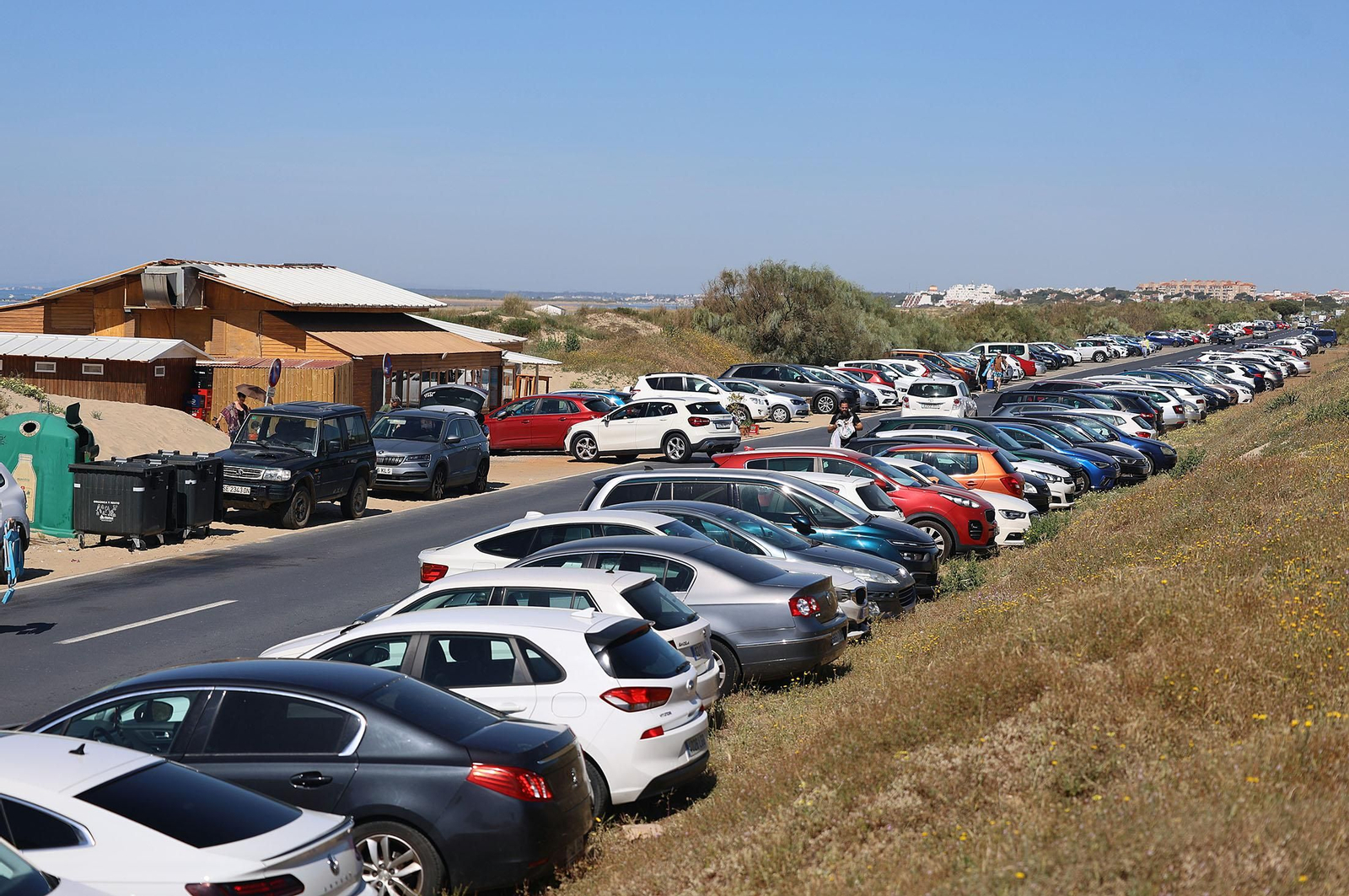 Imágenes del ambiente en las playas de Huelva durante la mañana