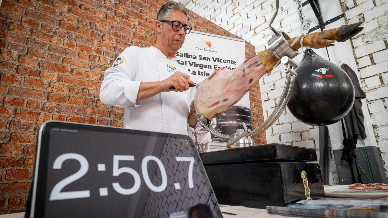 González, en pleno corte de jamón durante el primer ensayo.