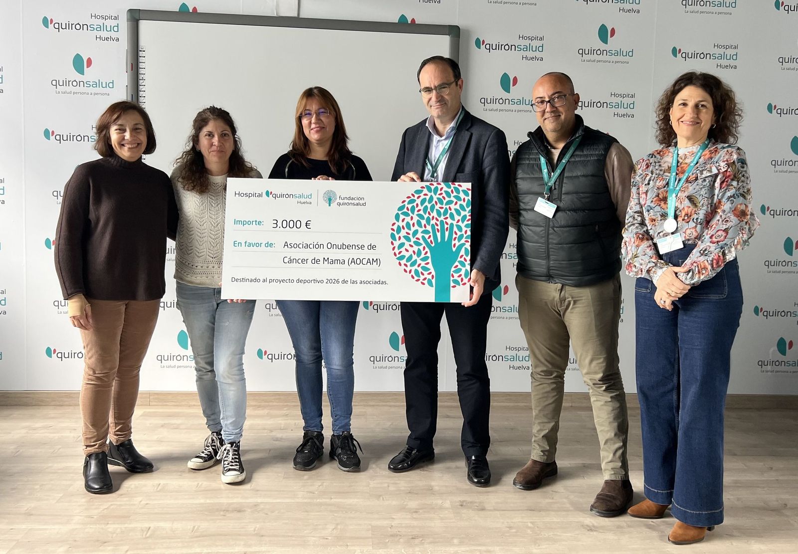 Foto entrega donación de los 3.000 euros.