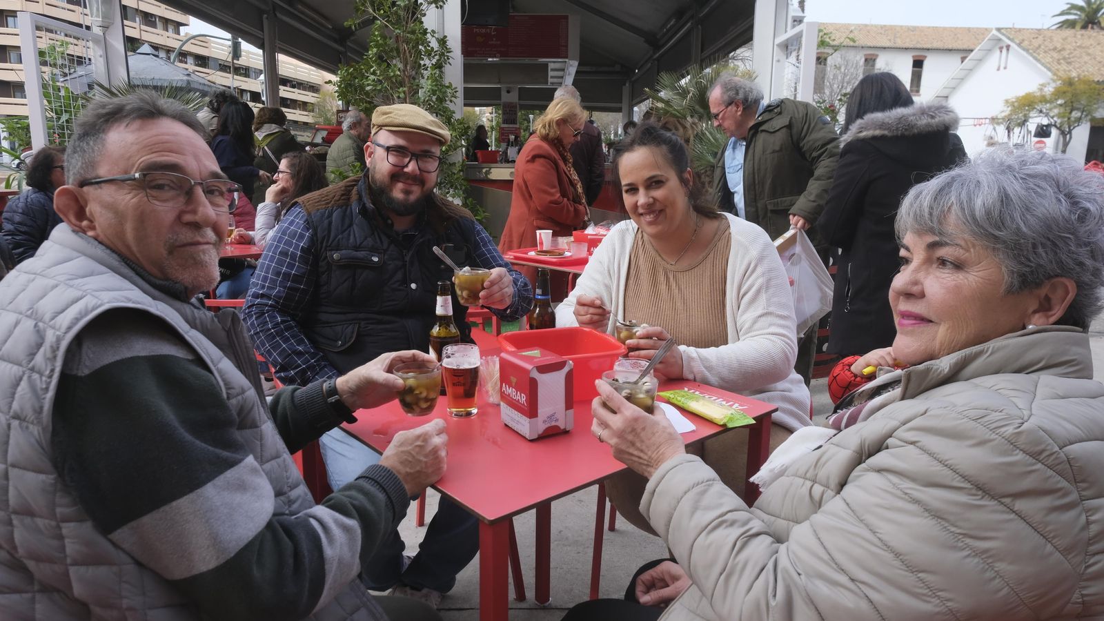 Los primeros clientes de la temporada en un puesto de caracoles.