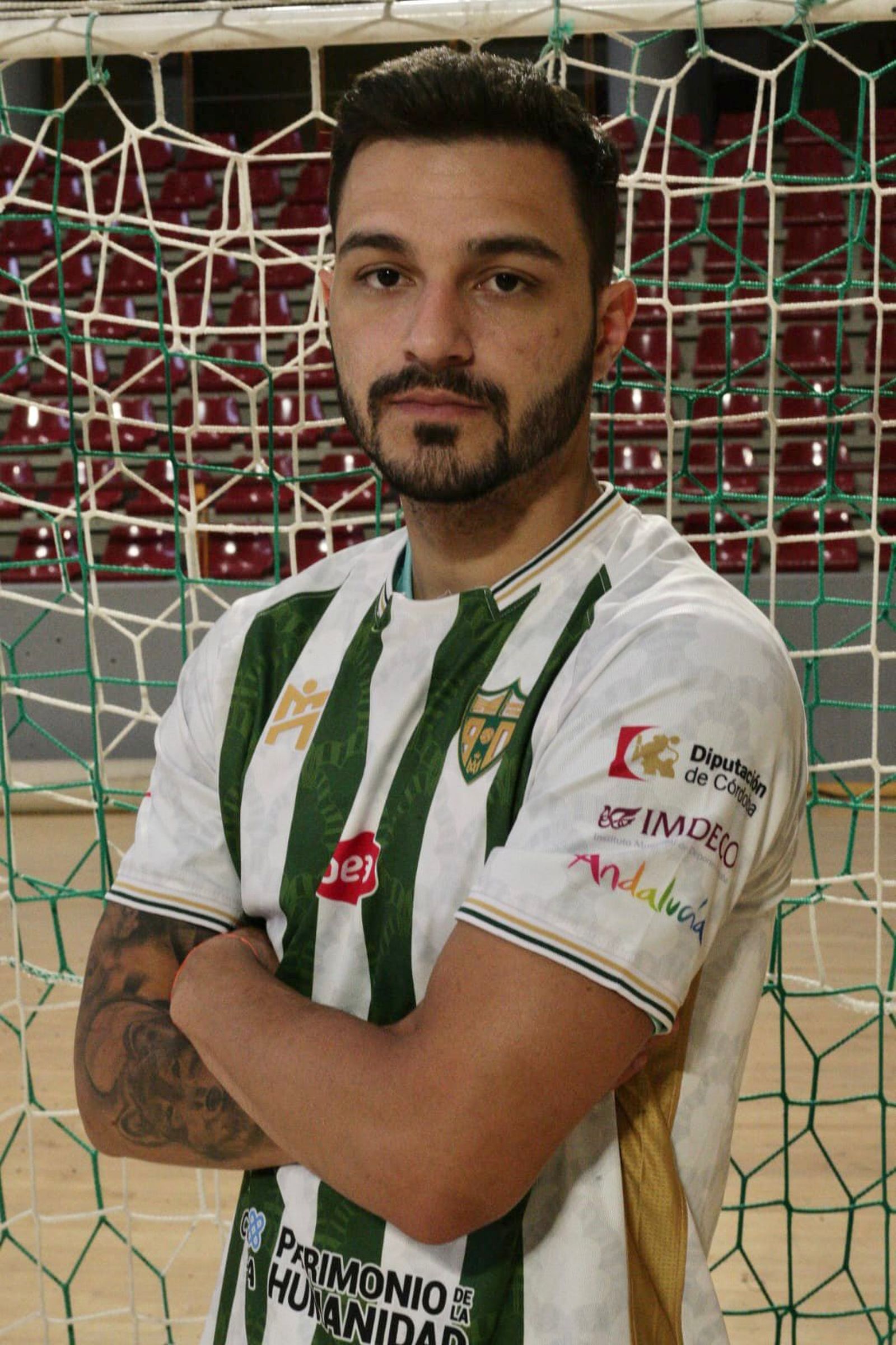 Andrei Luthke posa con la elástica blanquiverde.