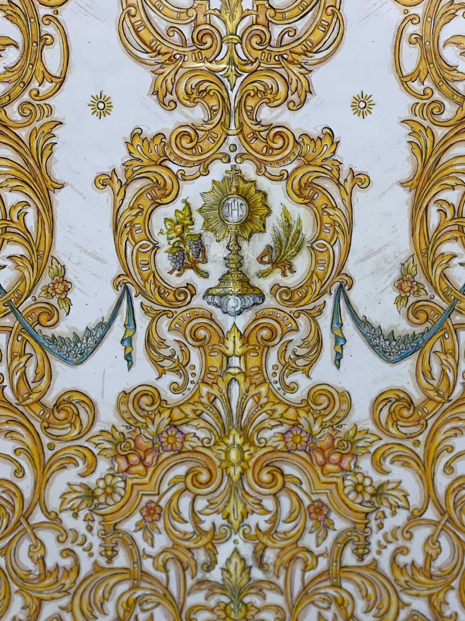 Detalle del futuro manto de la Virgen de la Salud