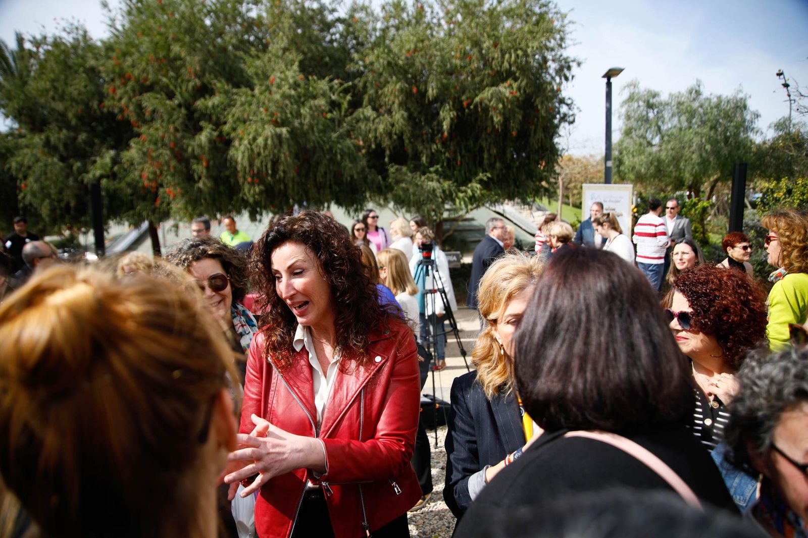 Las imágenes de la plantación de un olivo y el entierro de una cápsula del tiempo