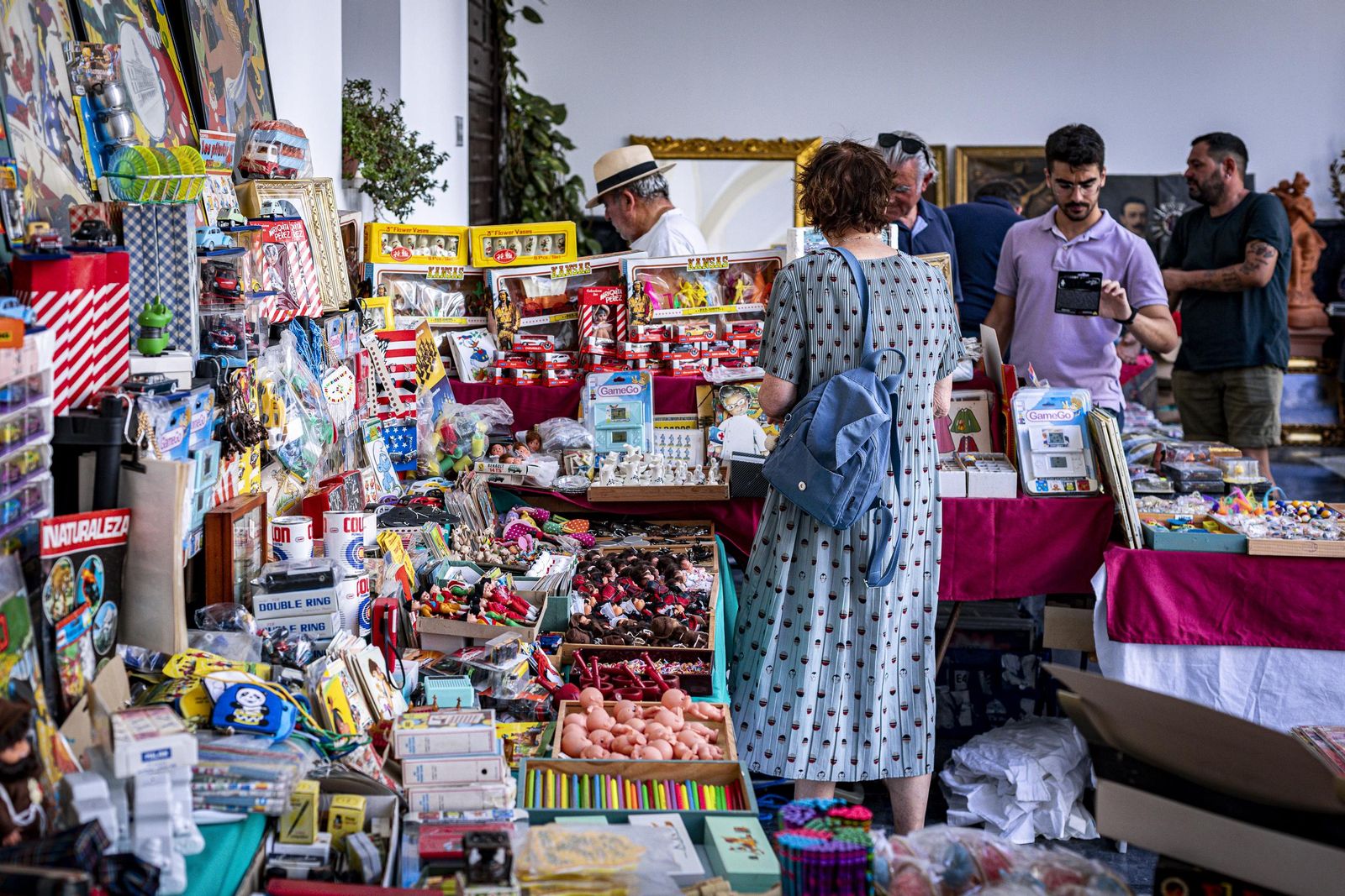 Imágenes del curioso mercadillo de antigüedades en el convento de Santo Domingo en Cádiz