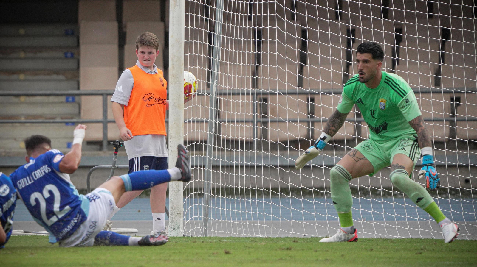 De la Calzada, atento en una de las escasas llegadas del Almería B.