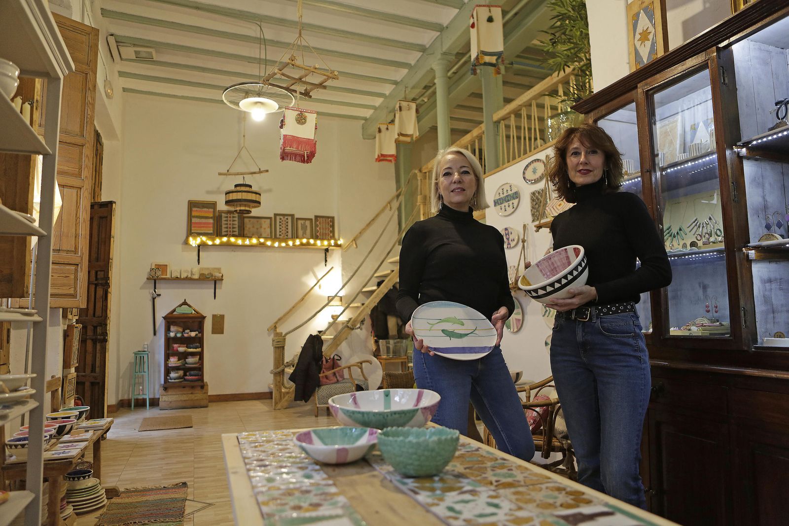 Mónica de los Santos y Teresa Fajardo en el bello local restaurado de Mos Cerámica, en el Arenal.