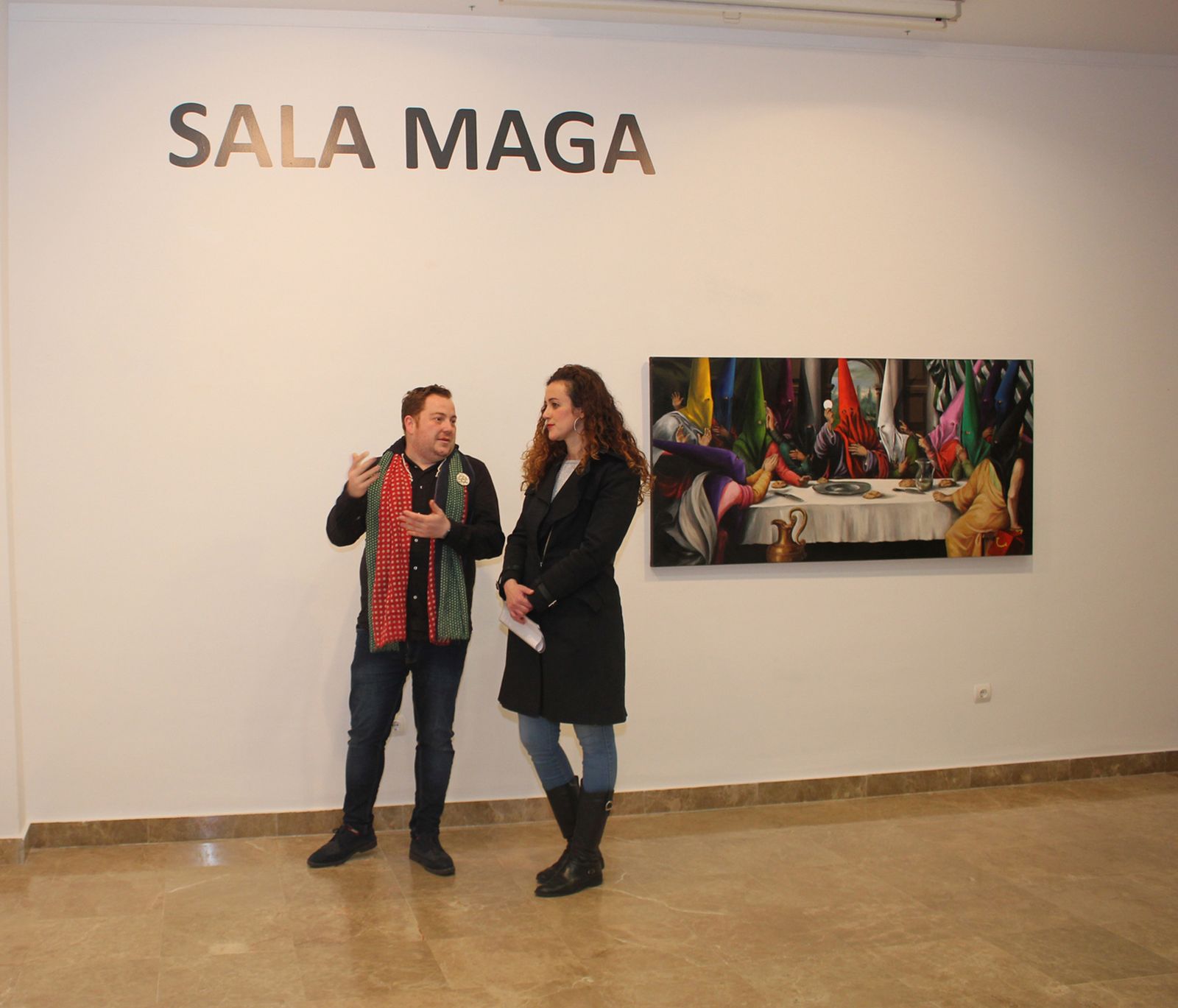 La delegada de Cultura, Raquel Vega, acompañada por el artista Agustín Israel, en la exposición.