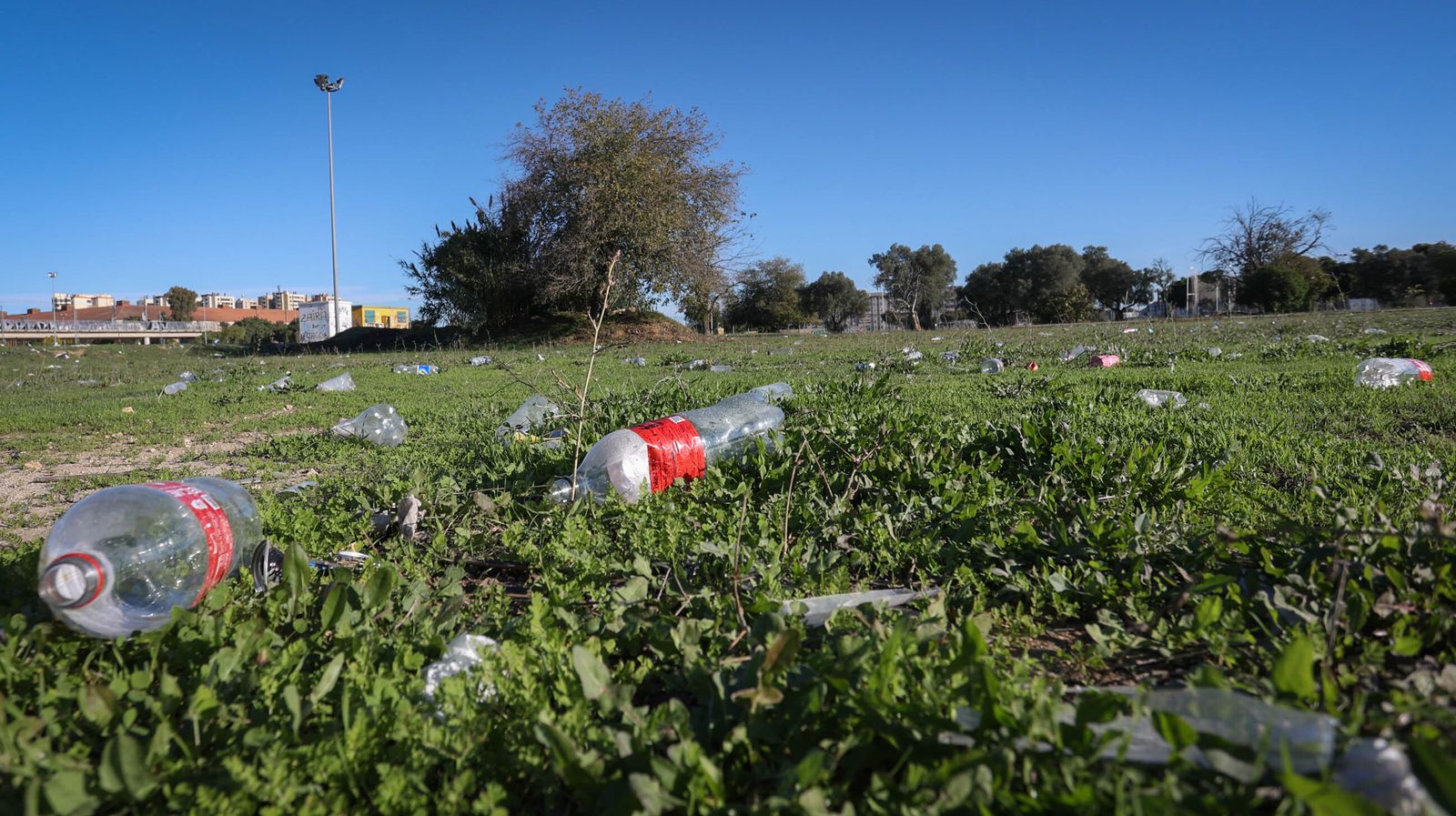 Basura, cochambre y escombros en Chapín