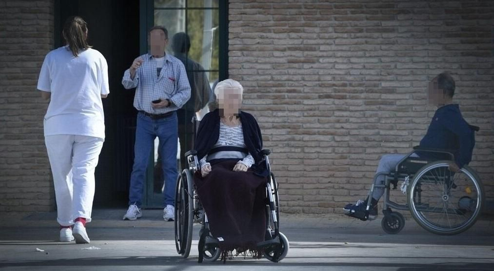 Usuarios y trabajadores de la residencia Vitalia de Écija, en una imagen de octubre.