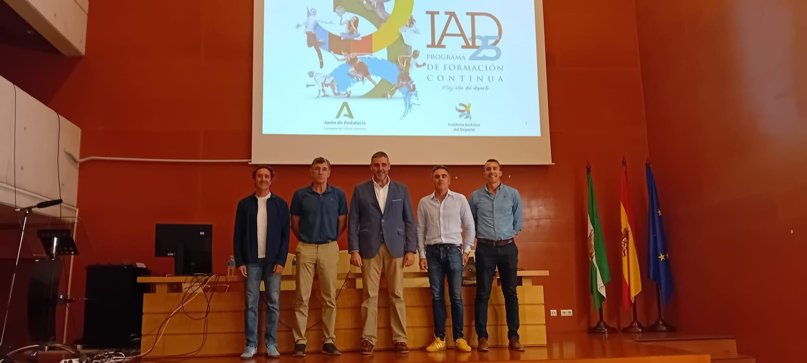 Los representantes institucionales y ponentes posan en la instalación antes del inicio de la actividad.