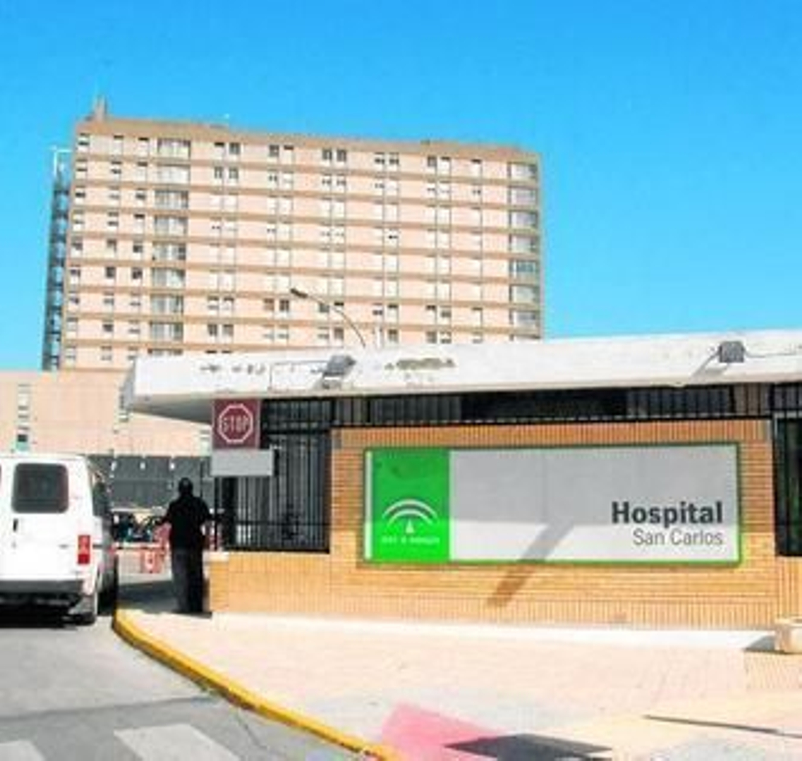 Rótulo corporativo colocado en el acceso al hospital de San Carlos.