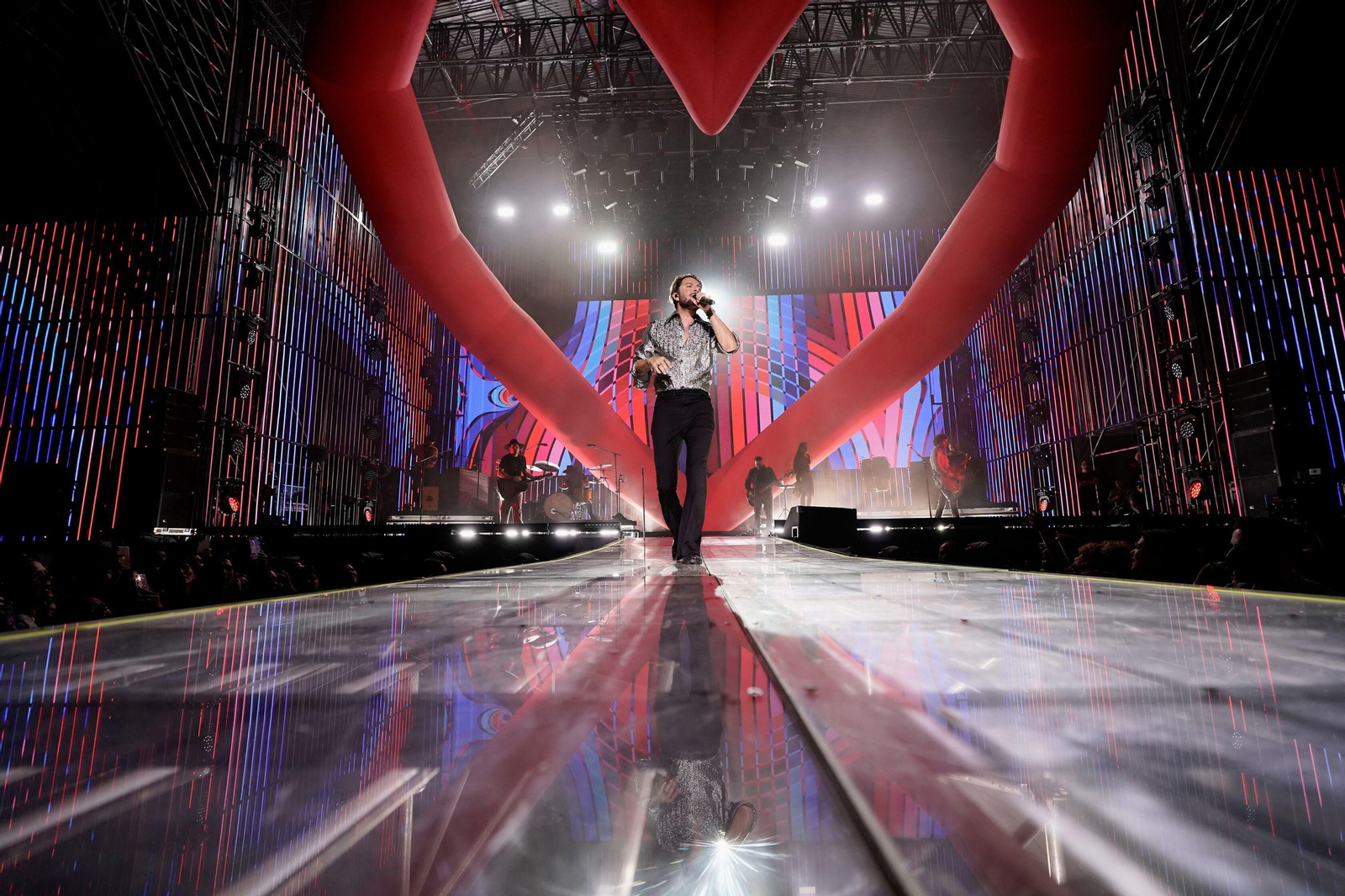 Manuel Carrasco conquista con sus 'flechas de amor' a Granada