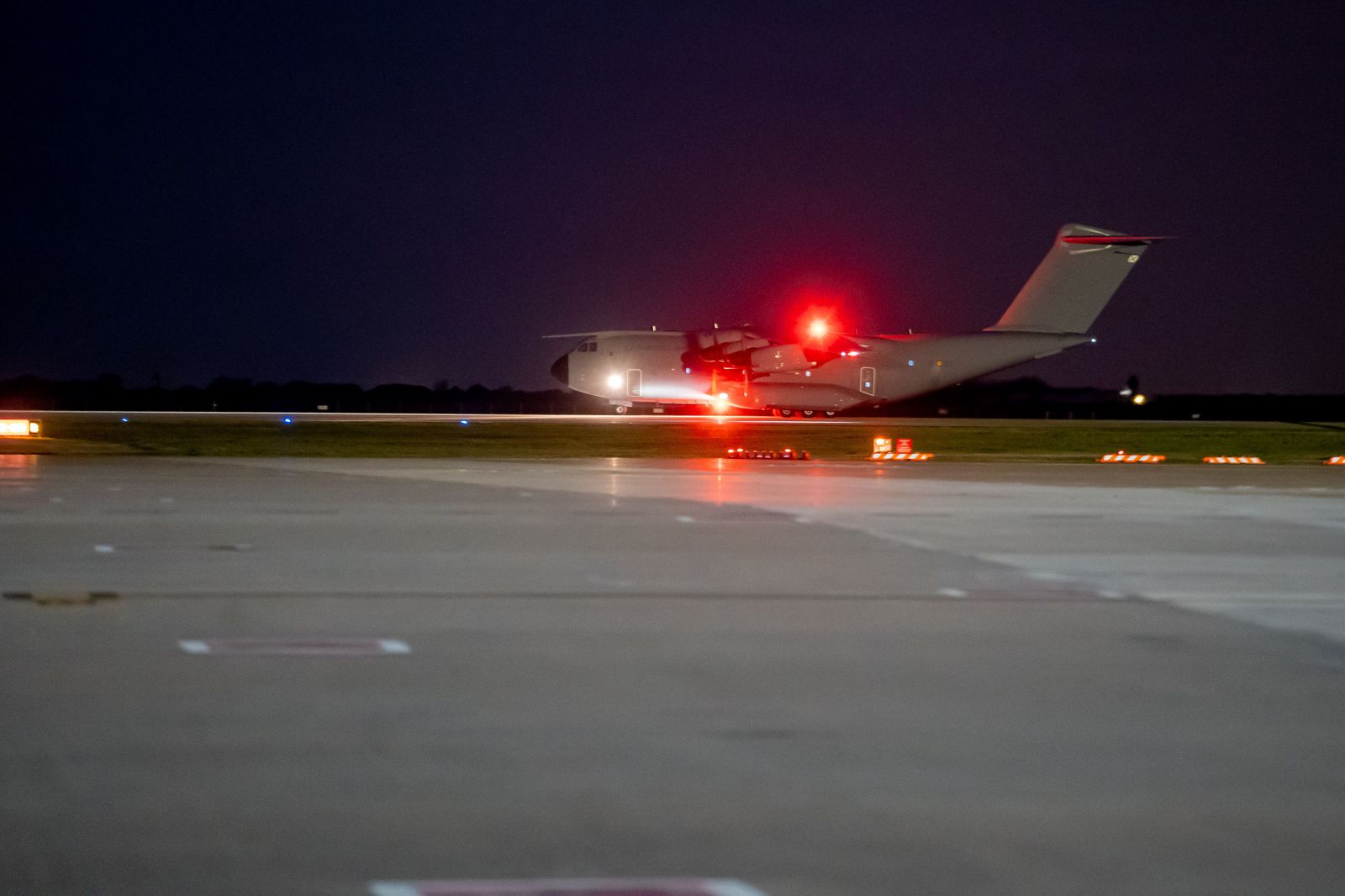 Fotos de la llegada de la UME a la Base de Morón tras regresar de Turquía