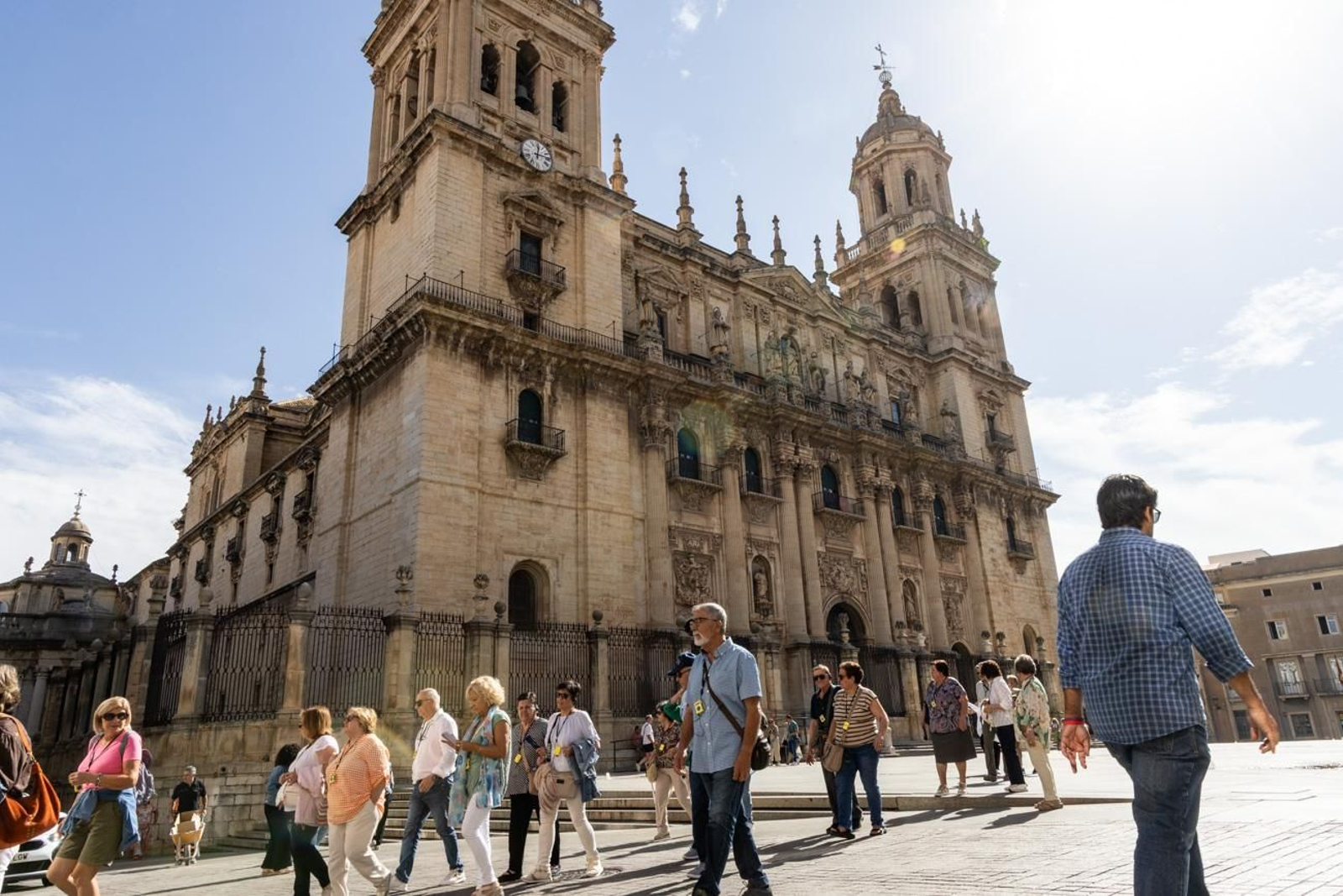 Turistas frente a la Catedral de Jaén.