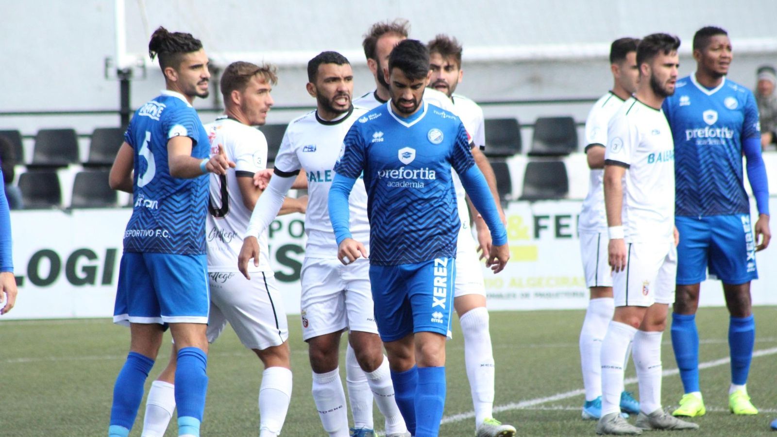 Adri, junto a Toboso en la imagen, anotó el tanto del triunfo.