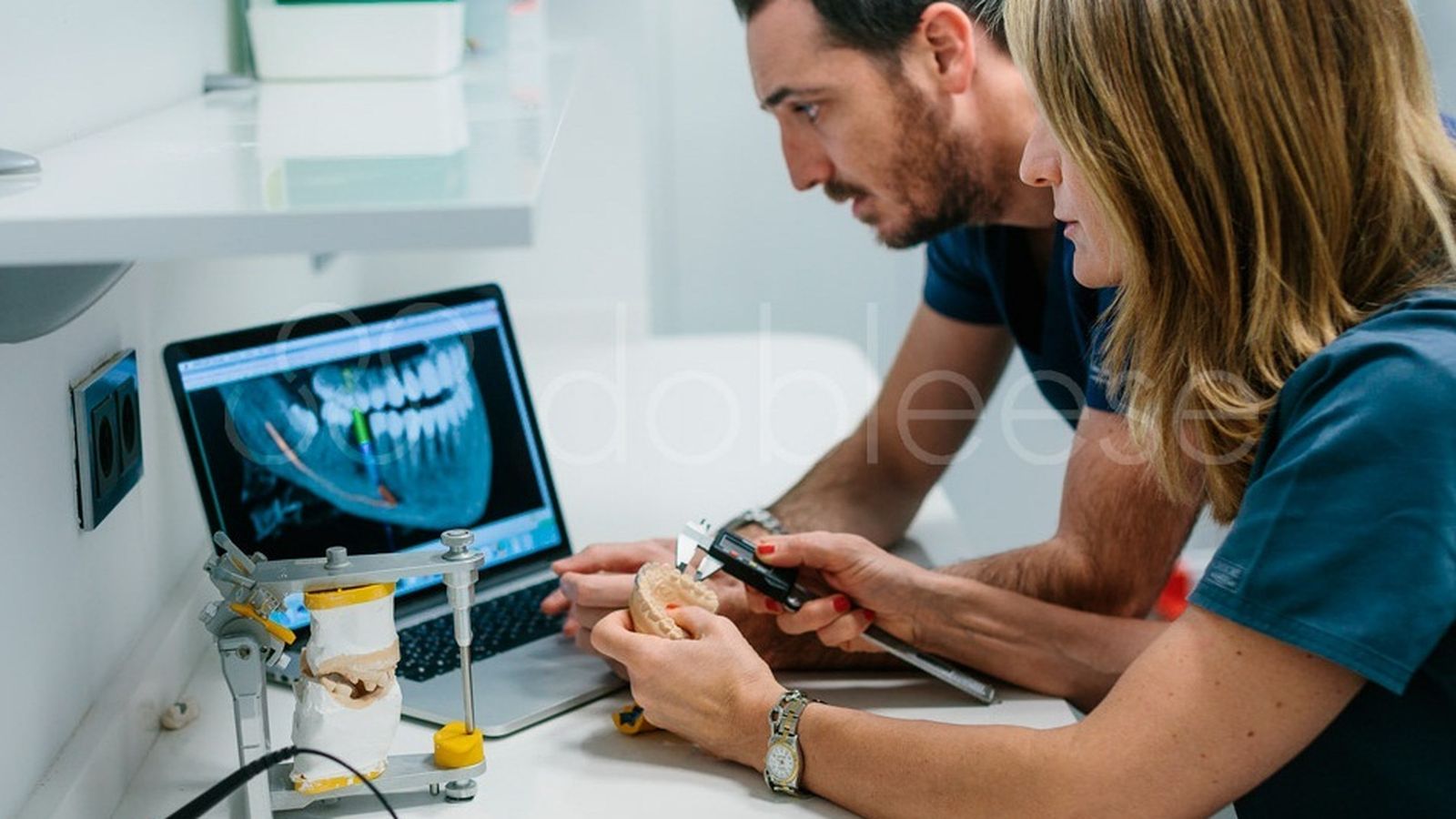 Dos doctores observan una radiografía en el ordenador