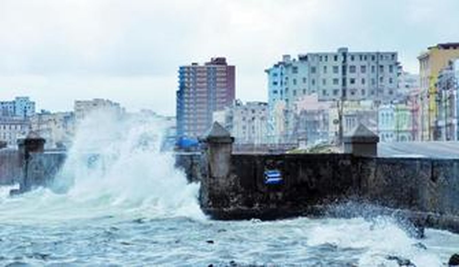 Aspecto que tenía ayer el malecón de la Habana, tras el paso de la tormenta Fay.