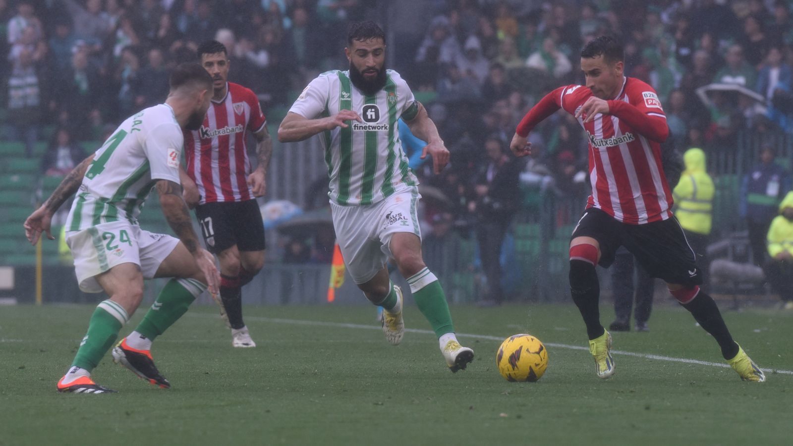 Fekir y Ruibal tratan de presionar a Guruzeta.