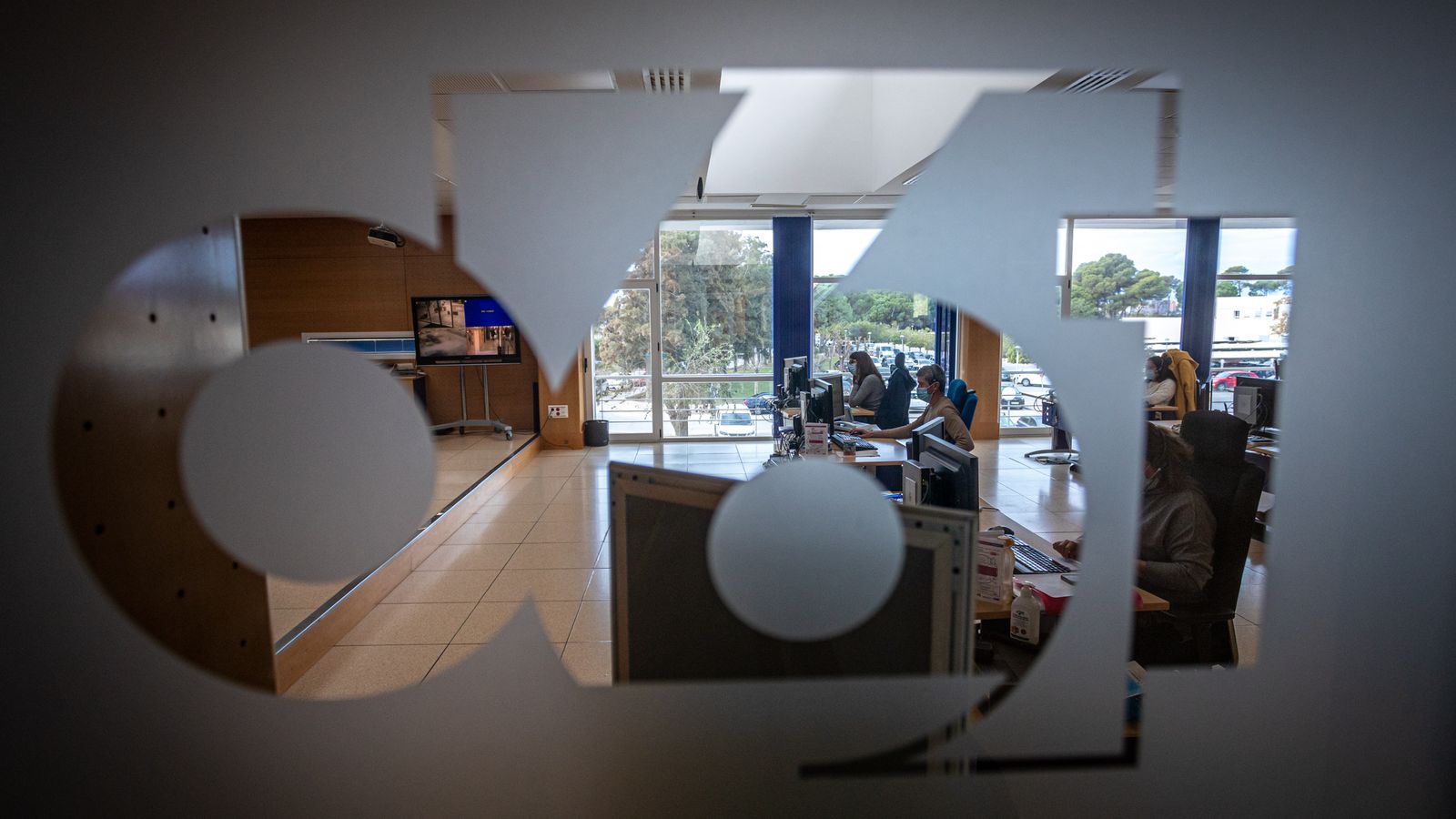 La sala de coordinación del 061 de Cádiz vista desde la puerta.