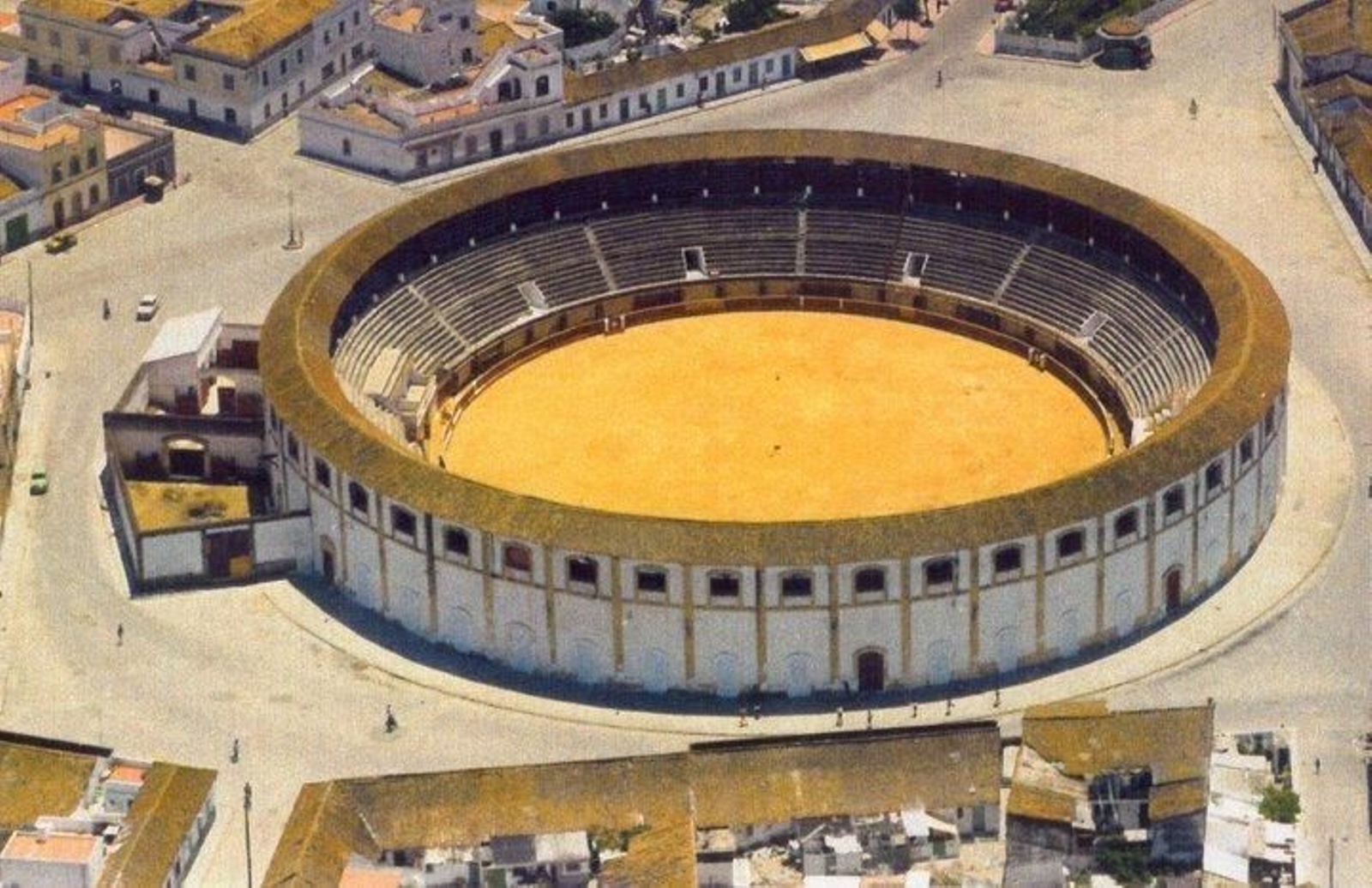 La plaza de toros de La Línea en 1970, cuando aún conservaba la grada alta de madera.
