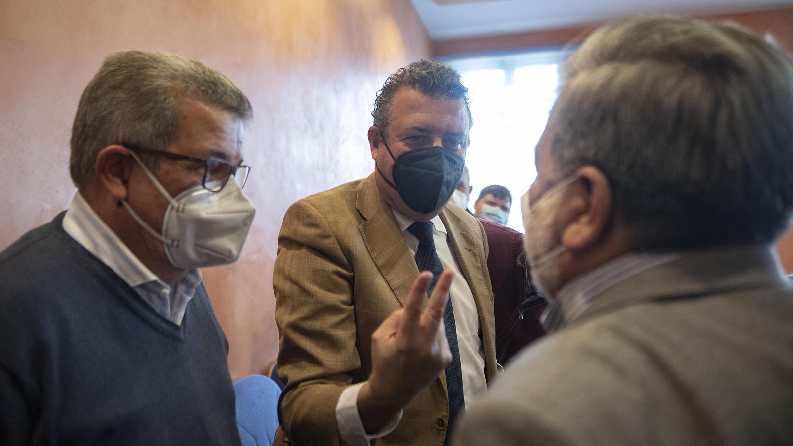 El secretario de los socialistas sevillanos, Javier Fernández, saluda a Francisco Toscano.