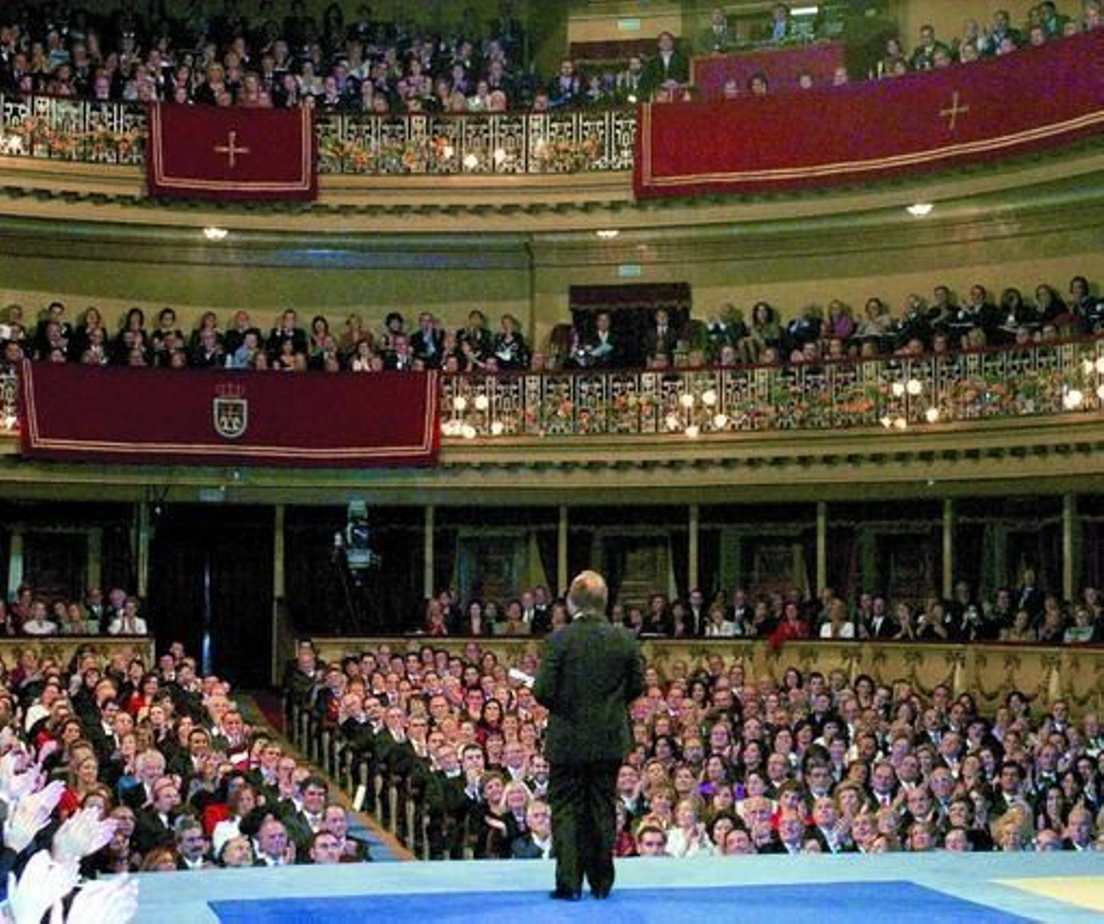Recibiendo la ovación del público en la entrega del Premio Príncipe de Asturias de las Artes, en 2004. / EFE