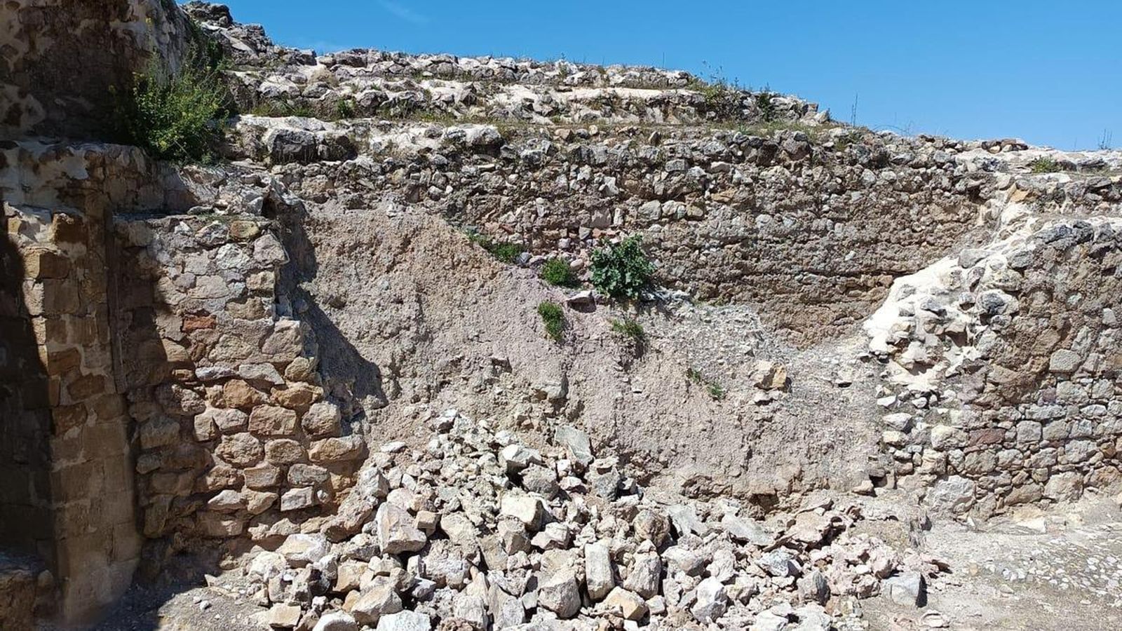 Daños en el muro interior del castillo de Villardompardo.
