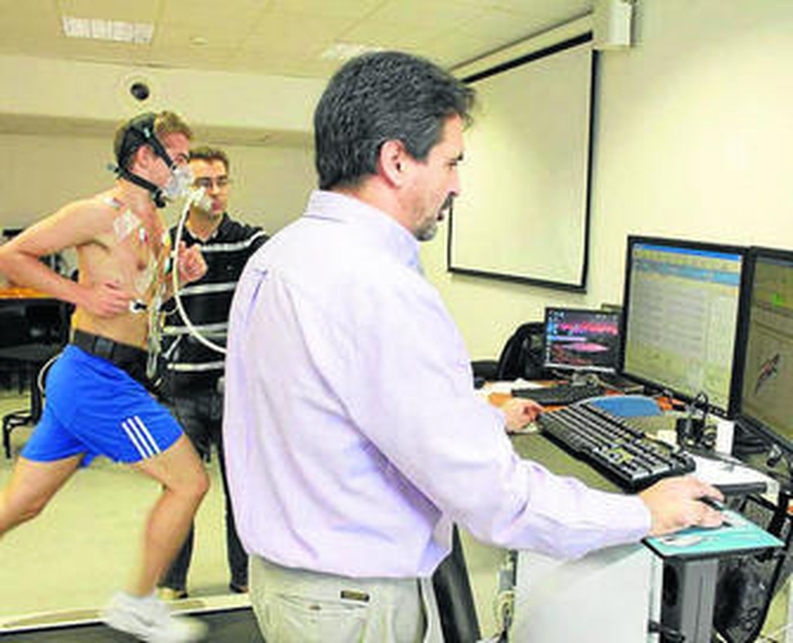 José Naranjo Orellana y Alfredo Santalla Hernández en el laboratorio.